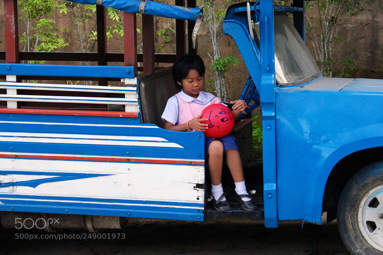 Canon EOS 550D (EOS Rebel T2i / EOS Kiss X4) sample photo. The balloon smiles at photography