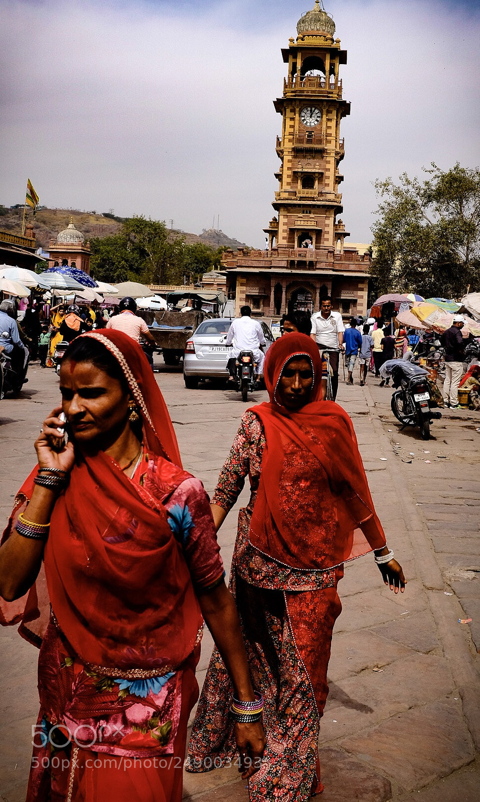 Fujifilm X100T sample photo. Red saree dressed women photography