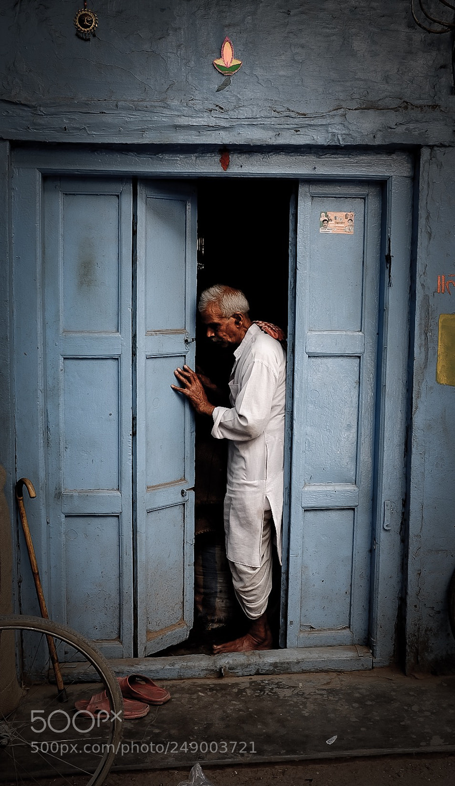 Fujifilm X100T sample photo. And old man at photography