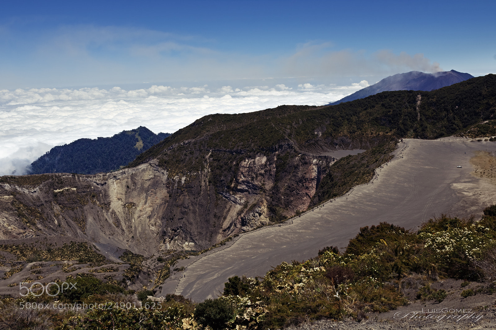 Canon EOS 1300D (EOS Rebel T6 / EOS Kiss X80) sample photo. Two volcanoes... one view photography