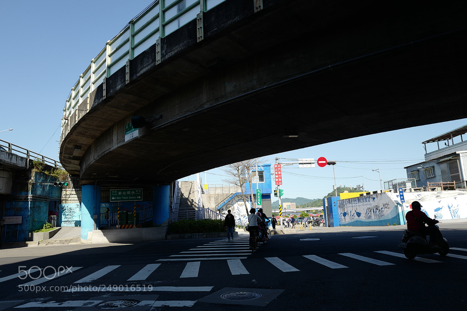 Leica Q (Typ 116) sample photo. 電影里的天橋下總是彌漫著各種故事 photography