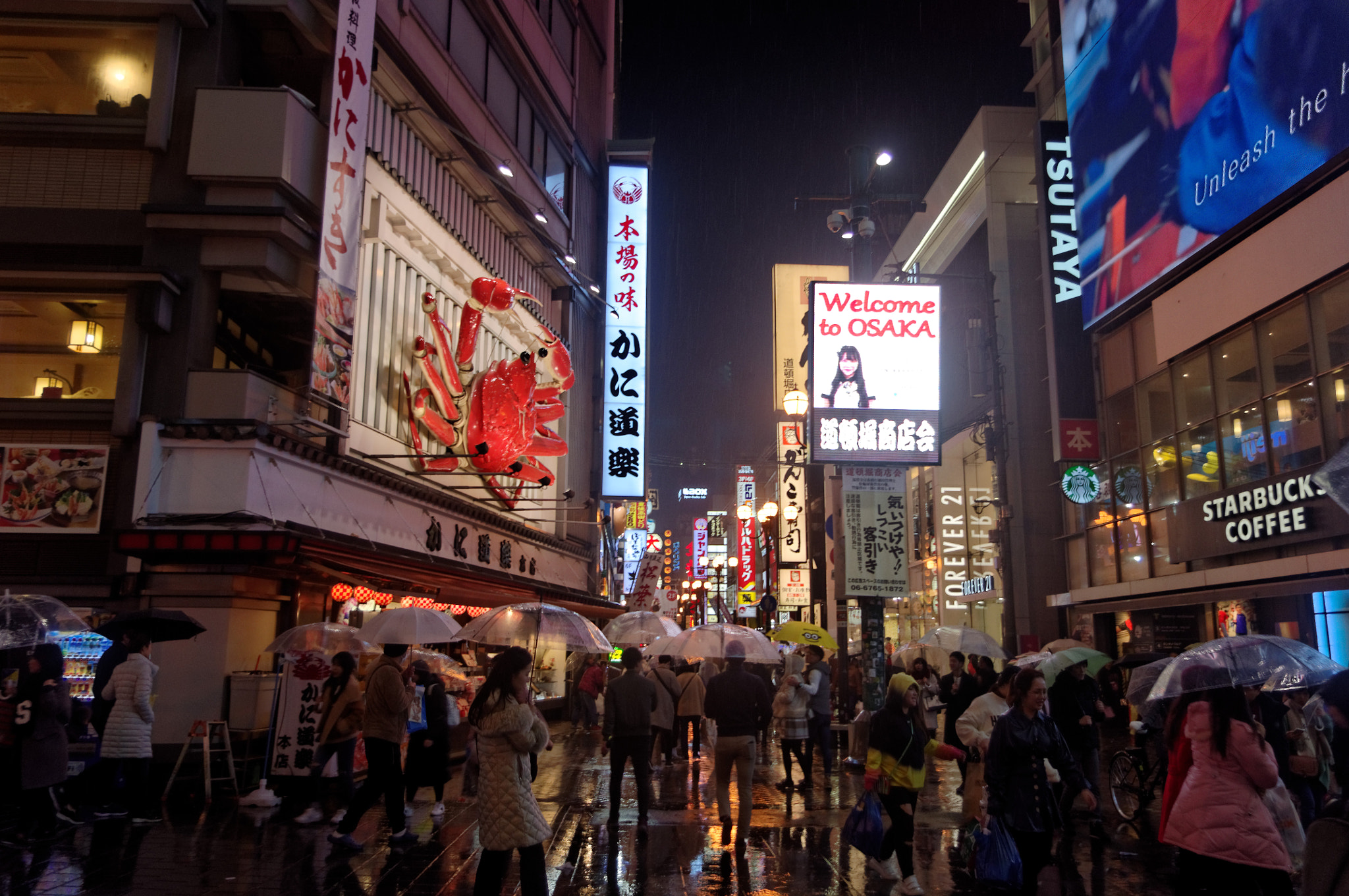 Pentax K-r sample photo. Rainy dotonbori photography