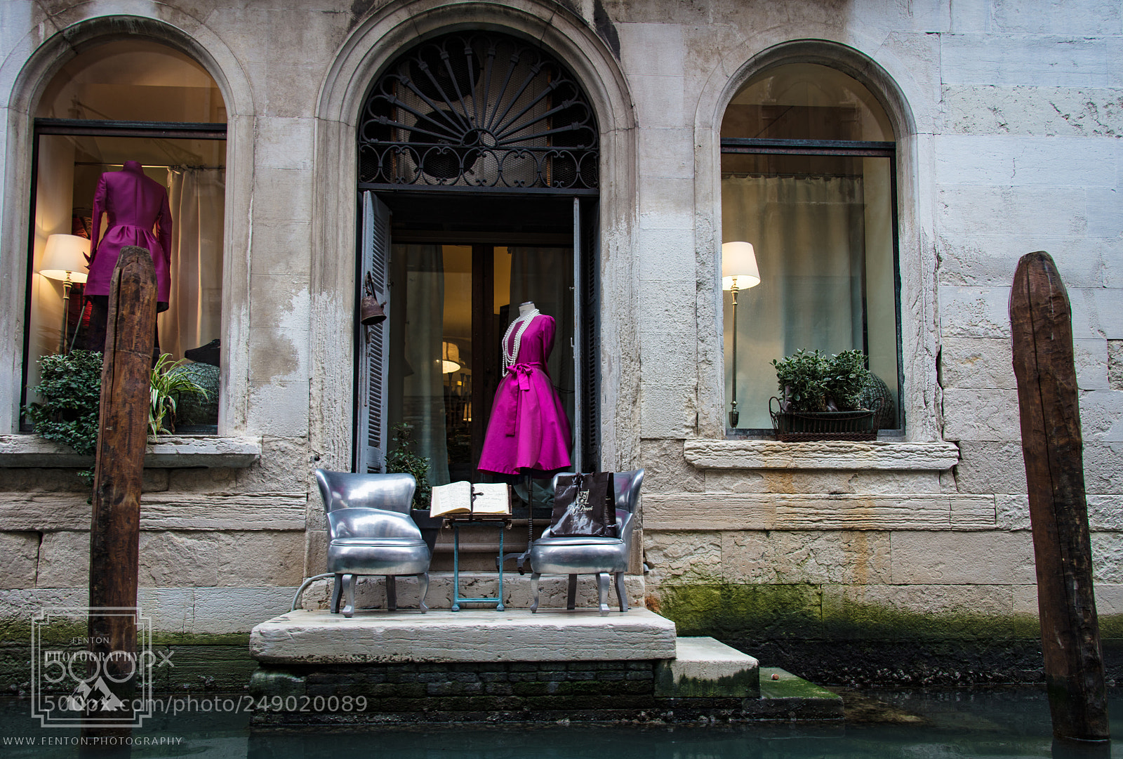 Canon EOS 5DS R sample photo. Window display photography