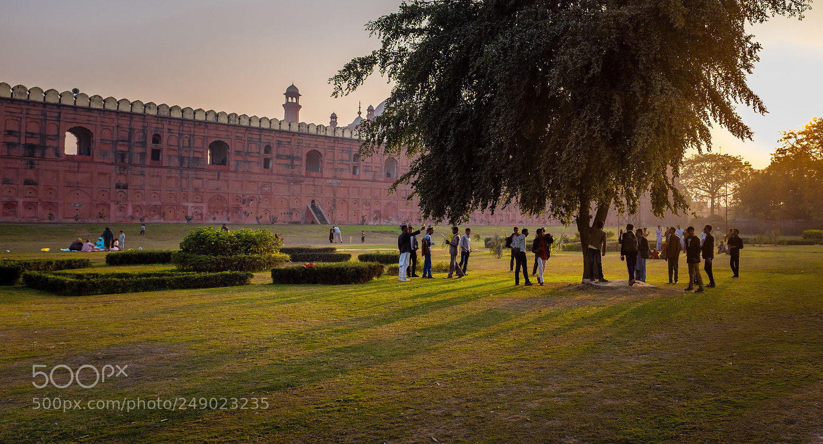 Fujifilm X100T sample photo. Park outside baadshahi masjid photography
