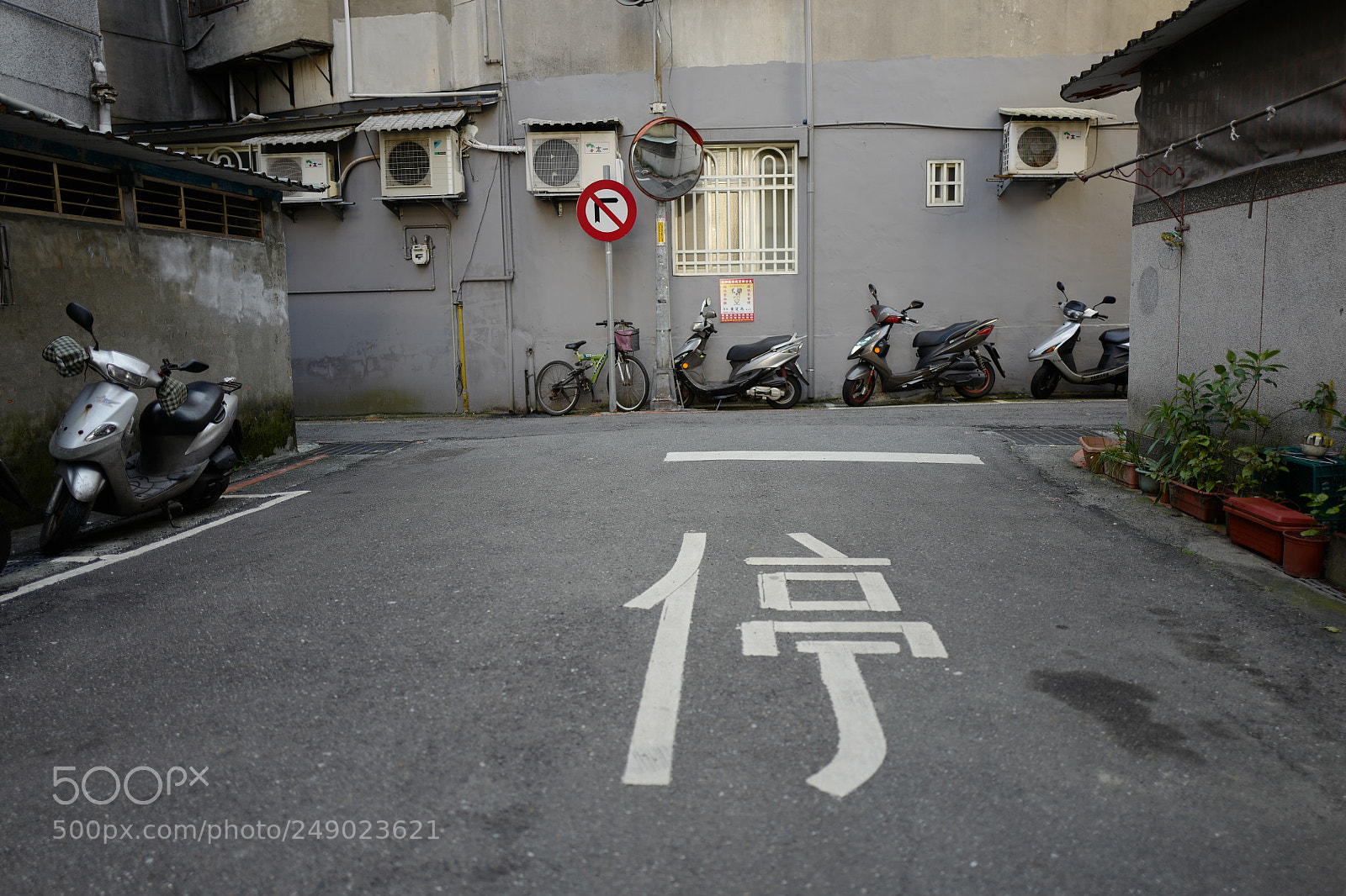 Leica Q (Typ 116) sample photo. 停，左上角的icon是什麼信號？ photography