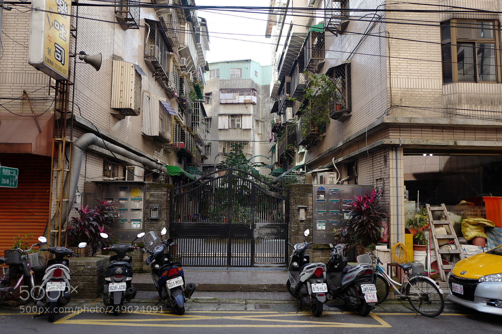 Leica Q (Typ 116) sample photo. 滿是機車的城市 photography