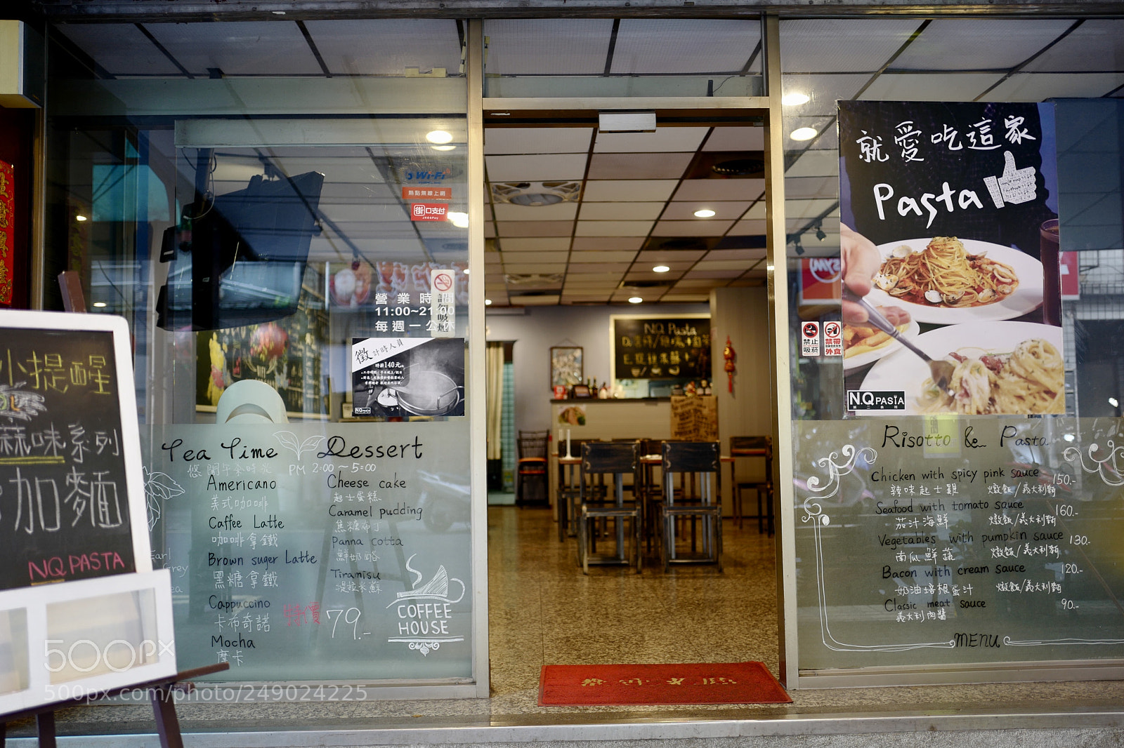 Leica Q (Typ 116) sample photo. 日常掃街拍咖啡廳。（這家其實是賣義大利麵） photography