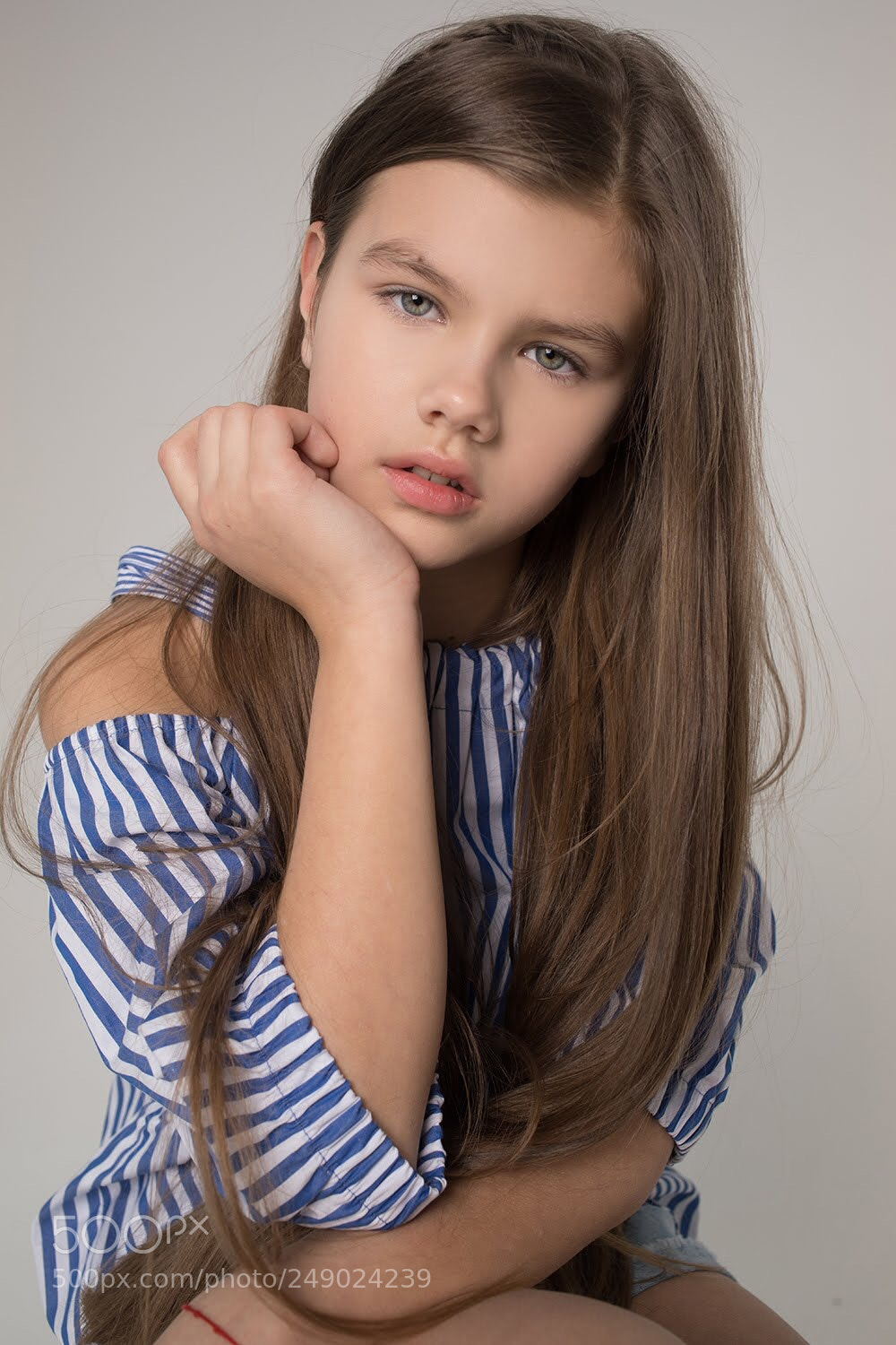 Canon EOS 5D Mark IV sample photo. Thinking girl photography