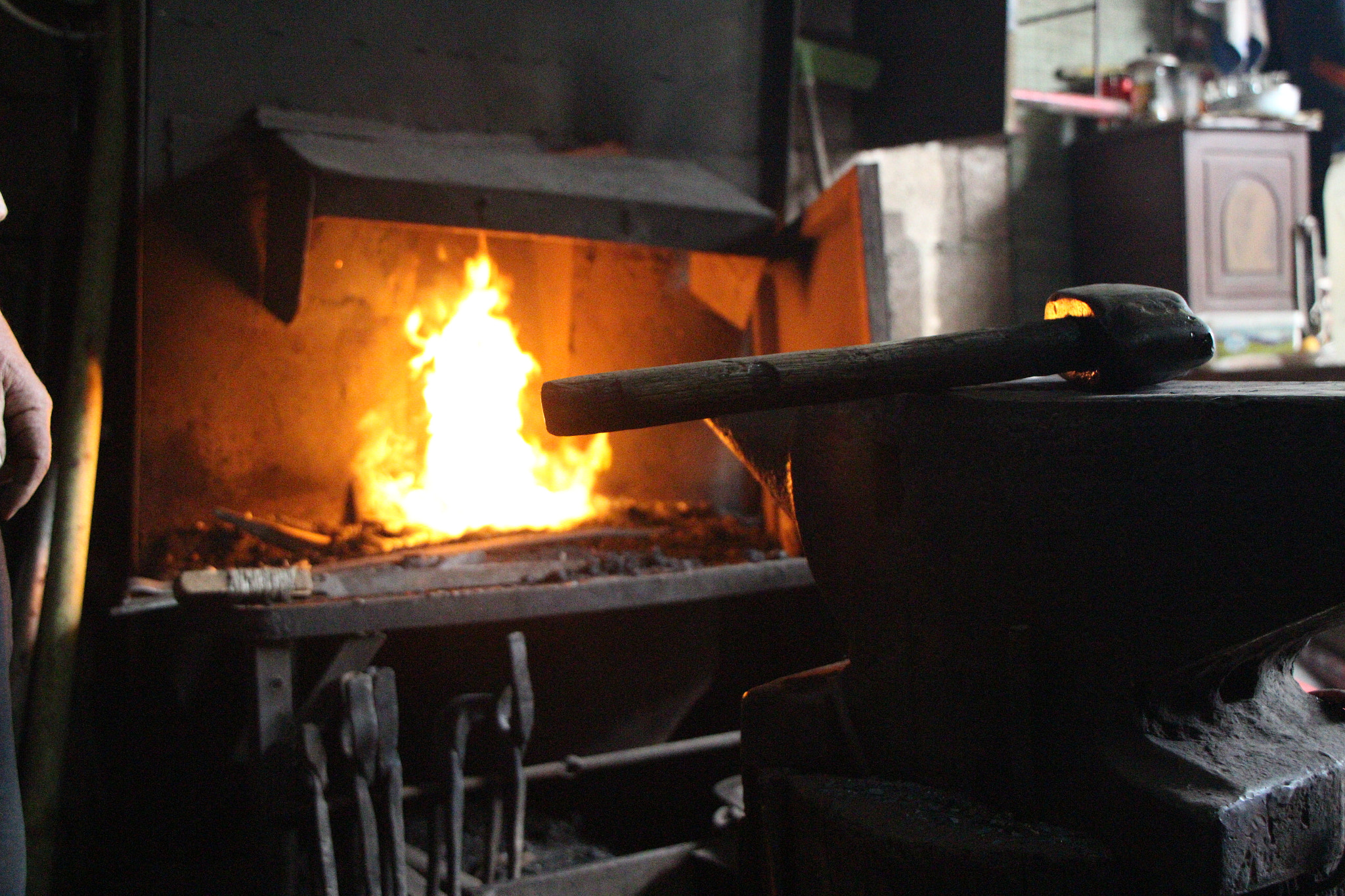 Canon EOS 100D (EOS Rebel SL1 / EOS Kiss X7) sample photo. Blacksmith shop photography