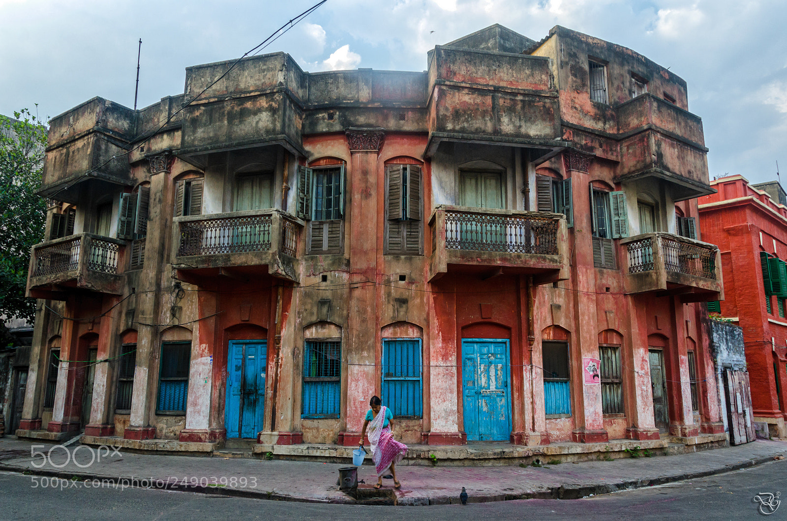 Nikon D7000 sample photo. The curved building... photography