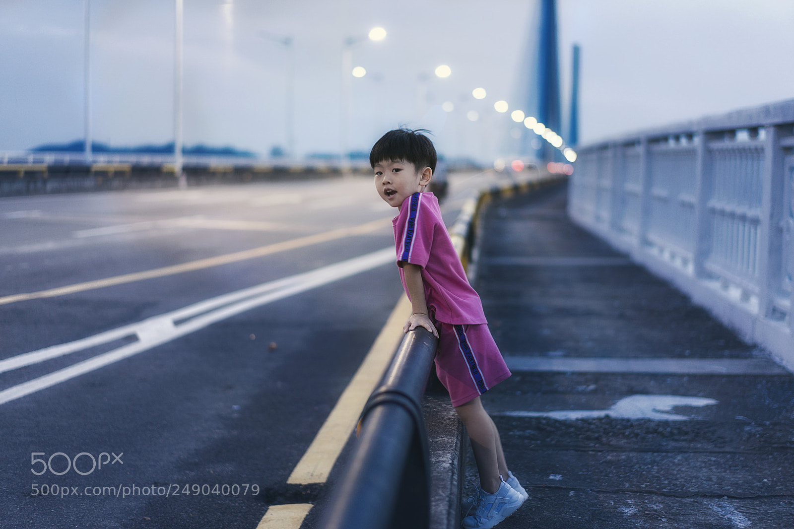 Sony a7 II sample photo. 橋上の男 photography