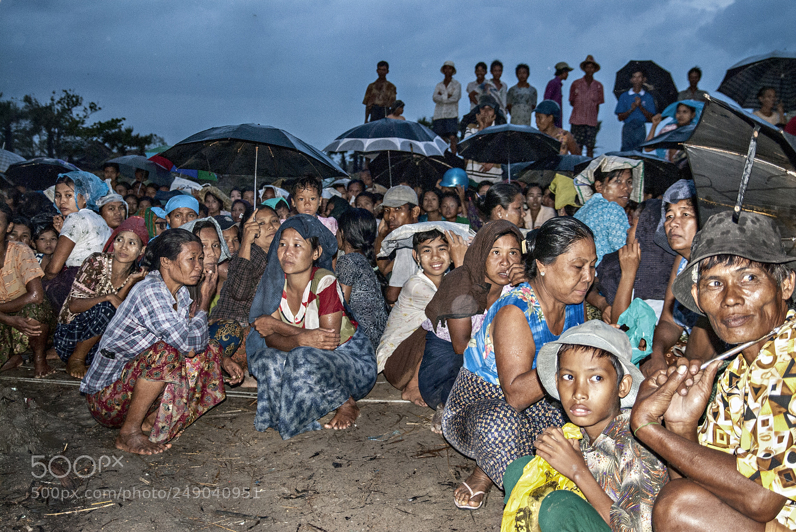 Nikon D200 sample photo. Waitng for help / burma photography