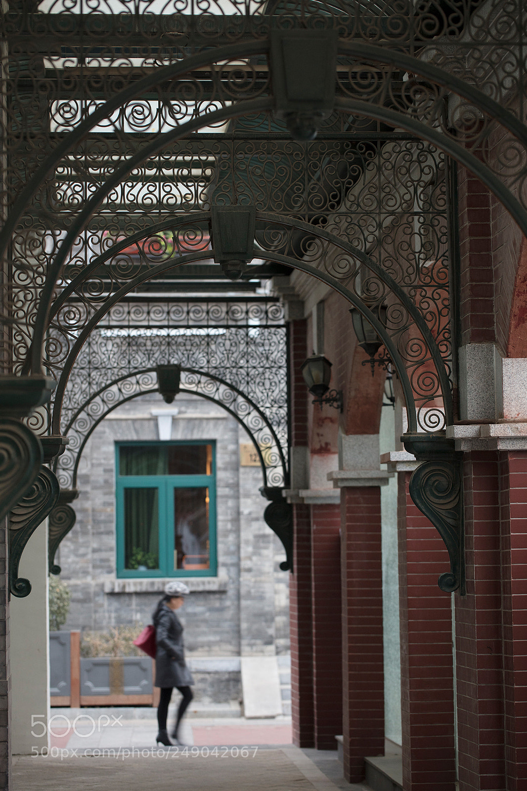 Canon EOS 5DS R sample photo. 100mm 扫街 photography