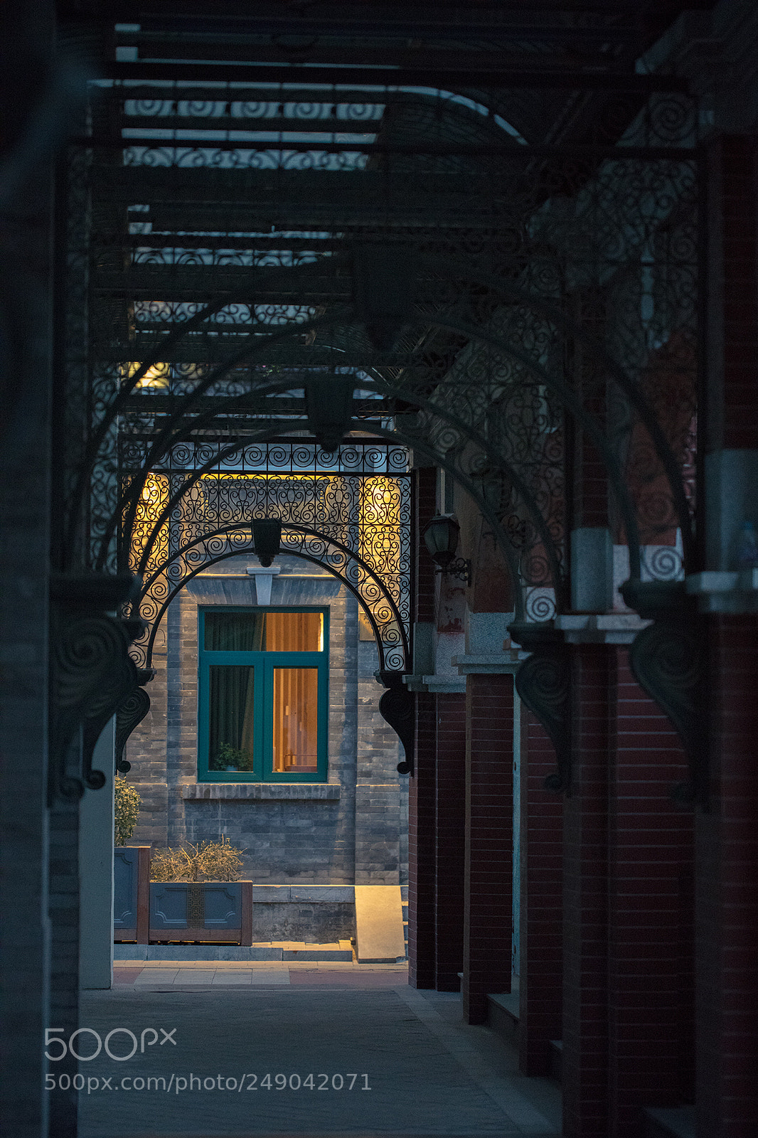 Canon EOS 5DS R sample photo. 100mm 扫街 photography