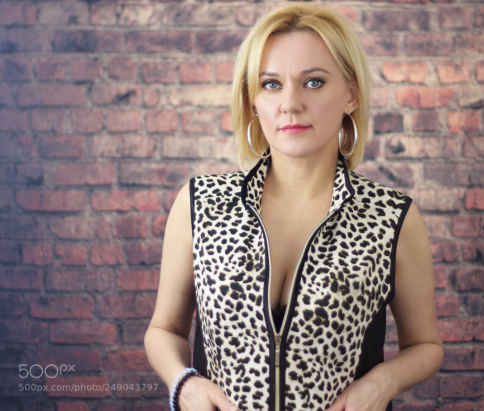 Canon EOS 800D (EOS Rebel T7i / EOS Kiss X9i) sample photo. Blonde panther photography