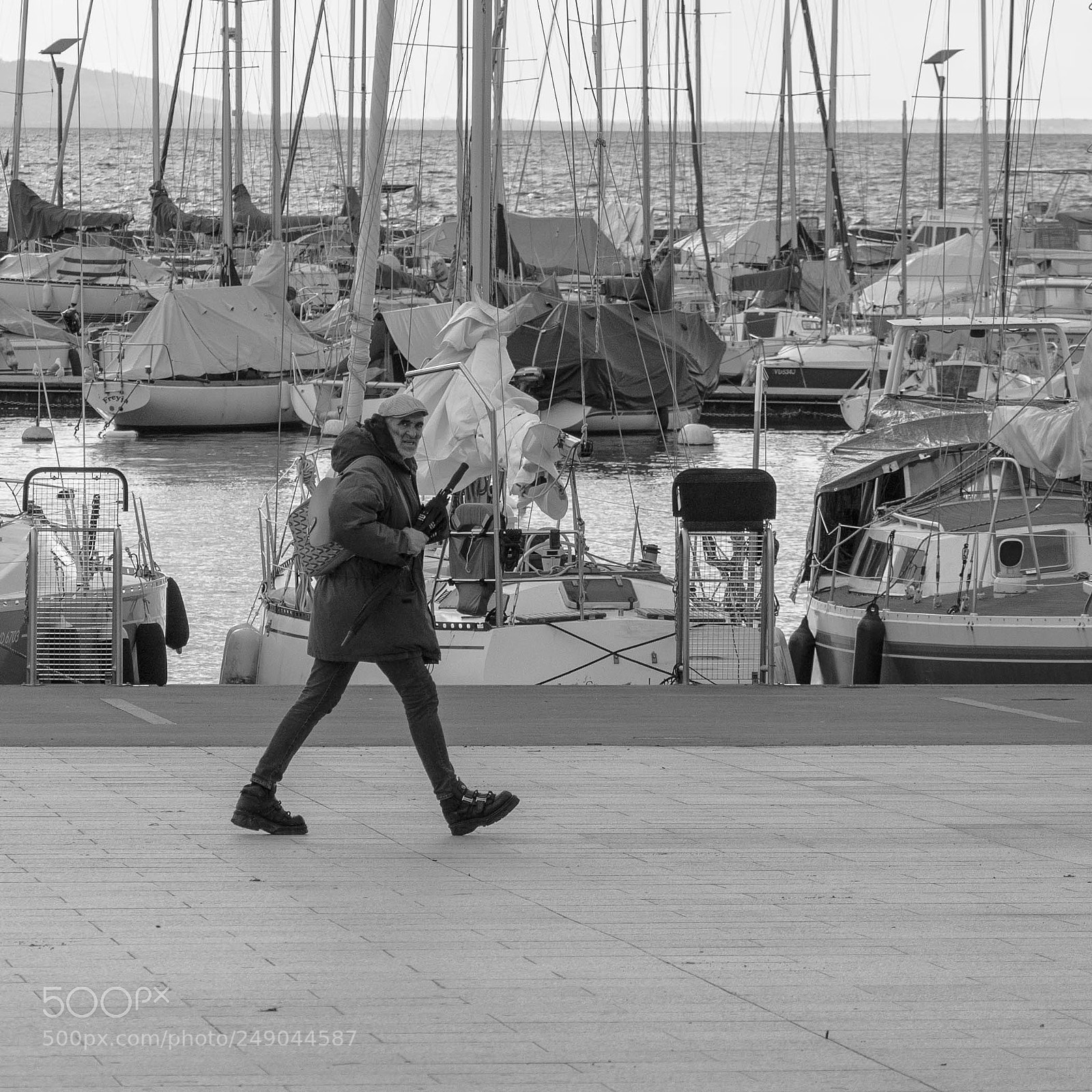 Nikon D3400 sample photo. L'homme qui marche ahasv photography