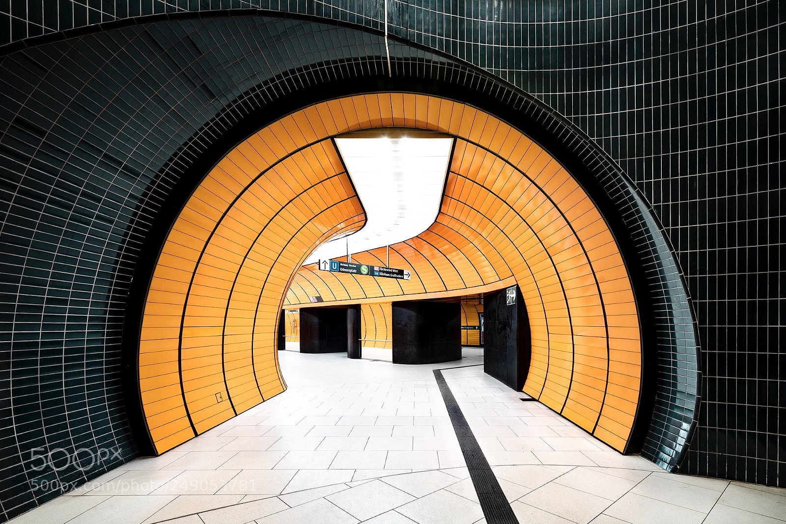 Canon EOS 5DS R sample photo. U marienplatz photography