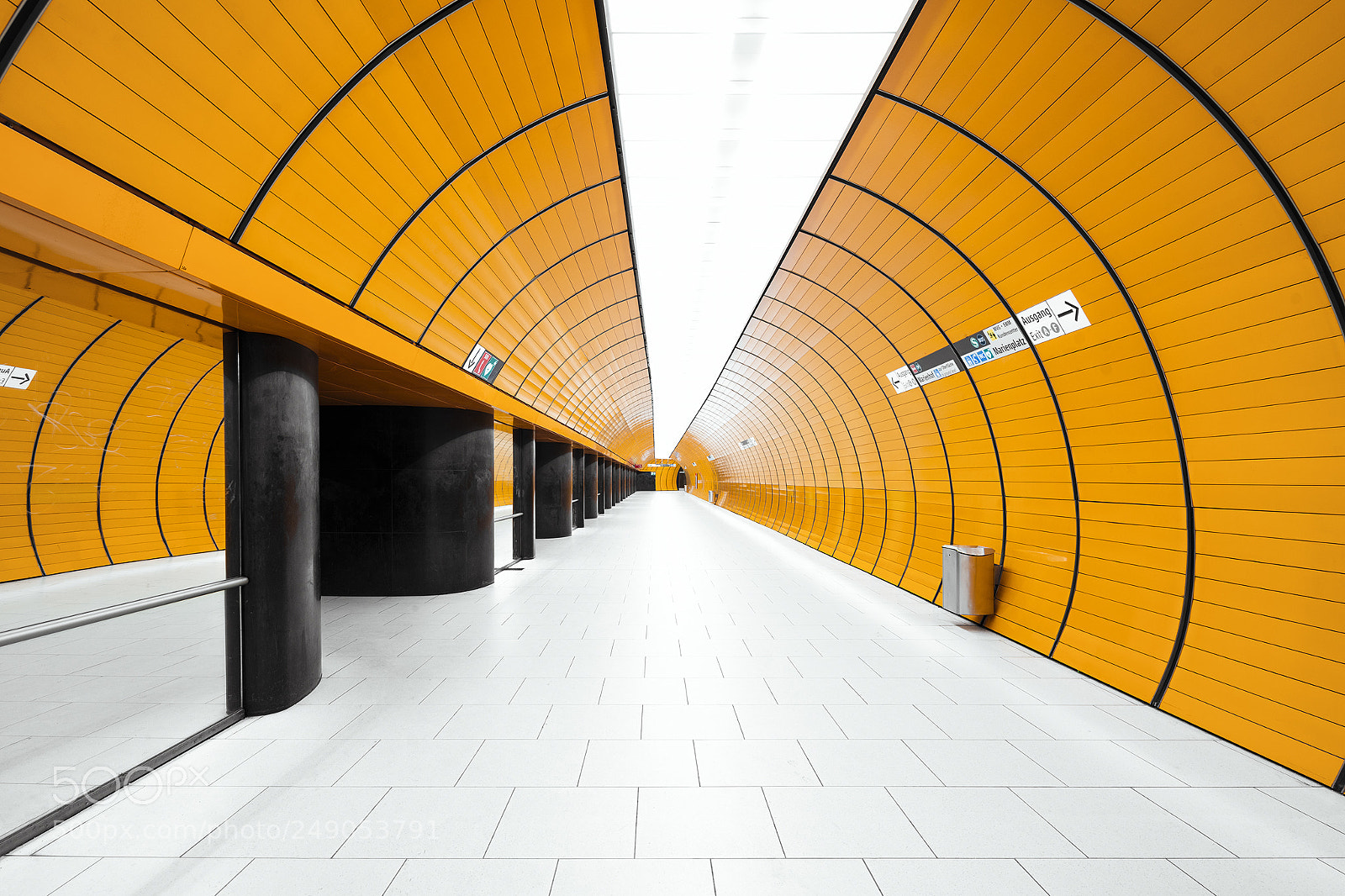 Canon EOS 5DS R sample photo. U marienplatz photography