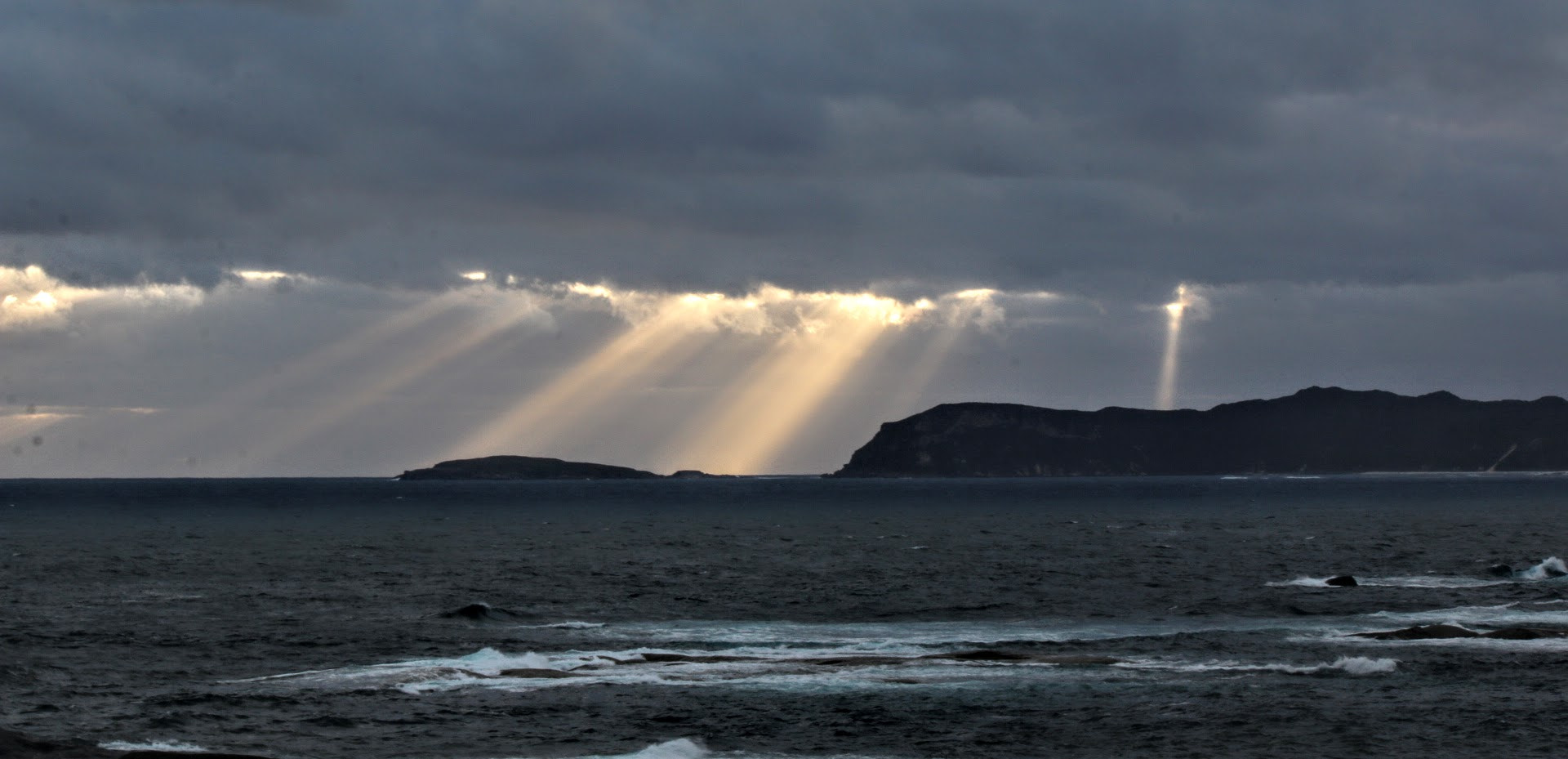 Canon EF-S 55-250mm F4-5.6 IS sample photo. The rays and the sea photography