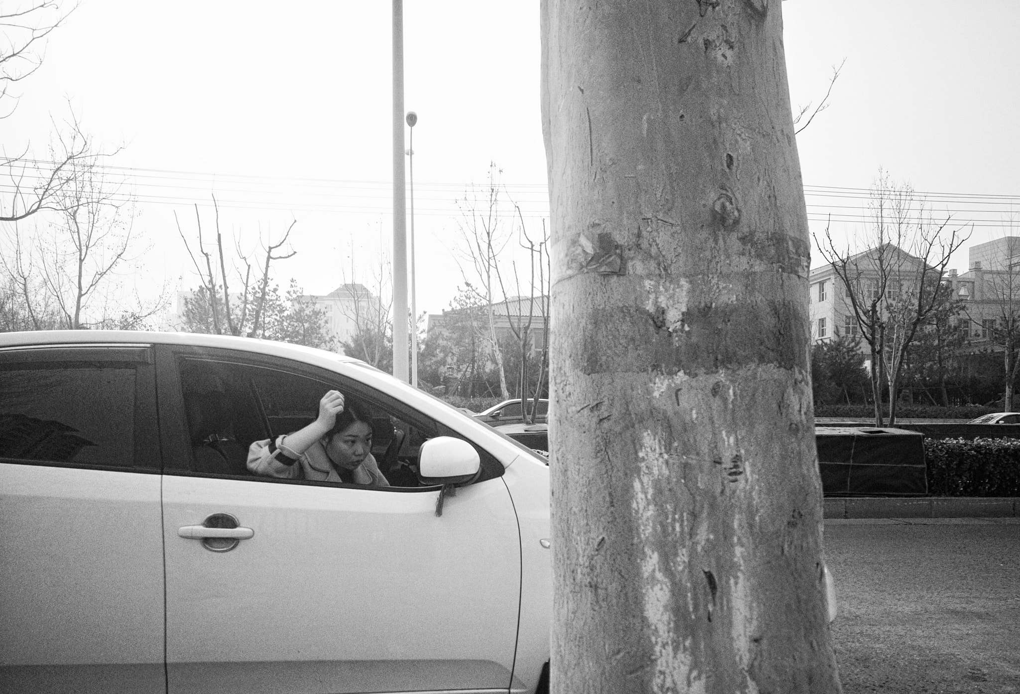 OPPO R7 Plusm sample photo. 女子的车停在路边，对象倒车镜拔白头发。 photography