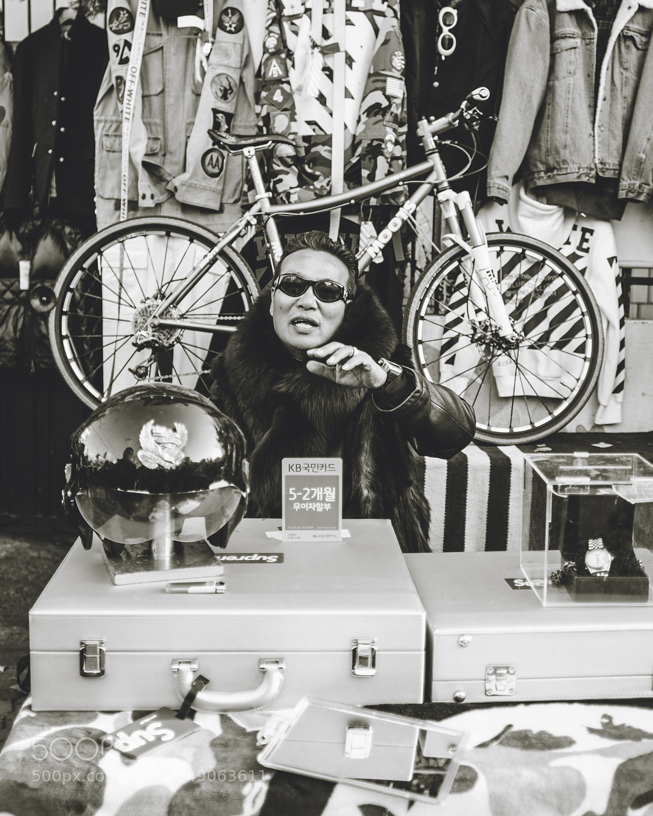 Fujifilm X-T1 sample photo. Fashionable flea market seller photography