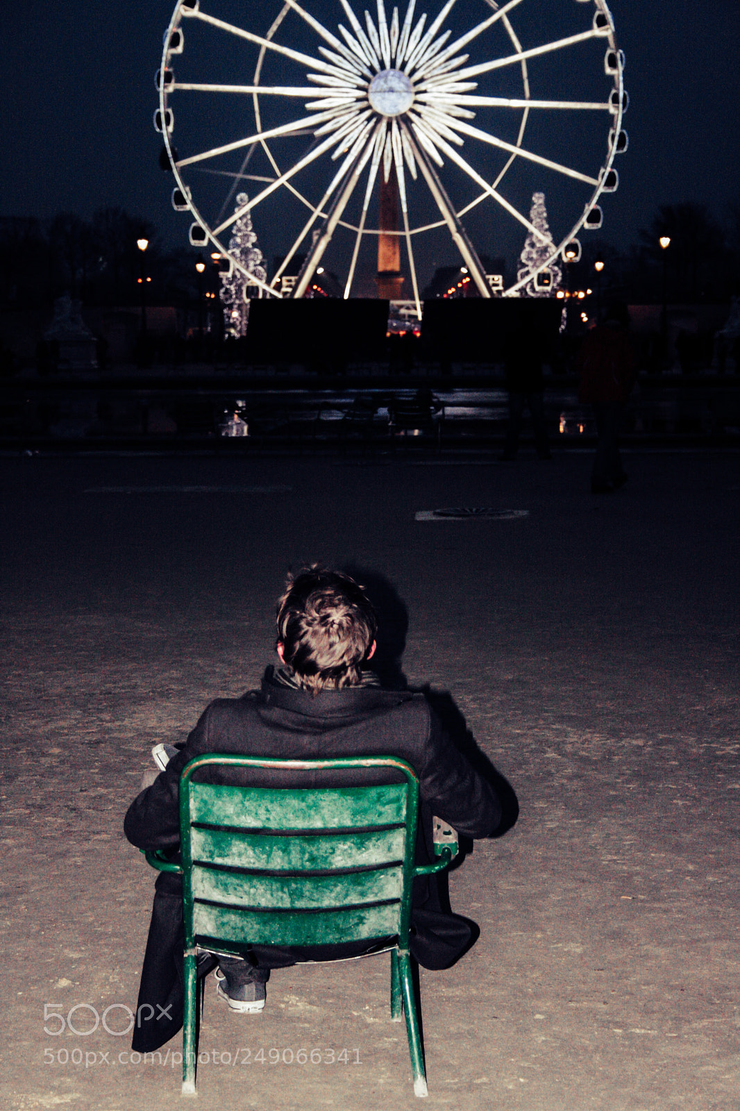 Canon EOS 400D (EOS Digital Rebel XTi / EOS Kiss Digital X) sample photo. A boy in paris photography