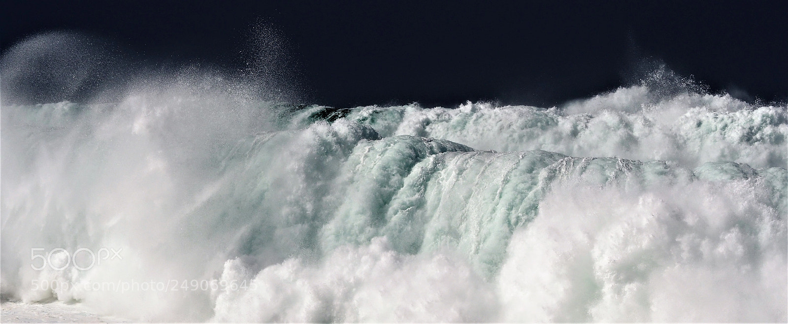 Olympus OM-D E-M1 Mark II sample photo. Winter wave on dark photography