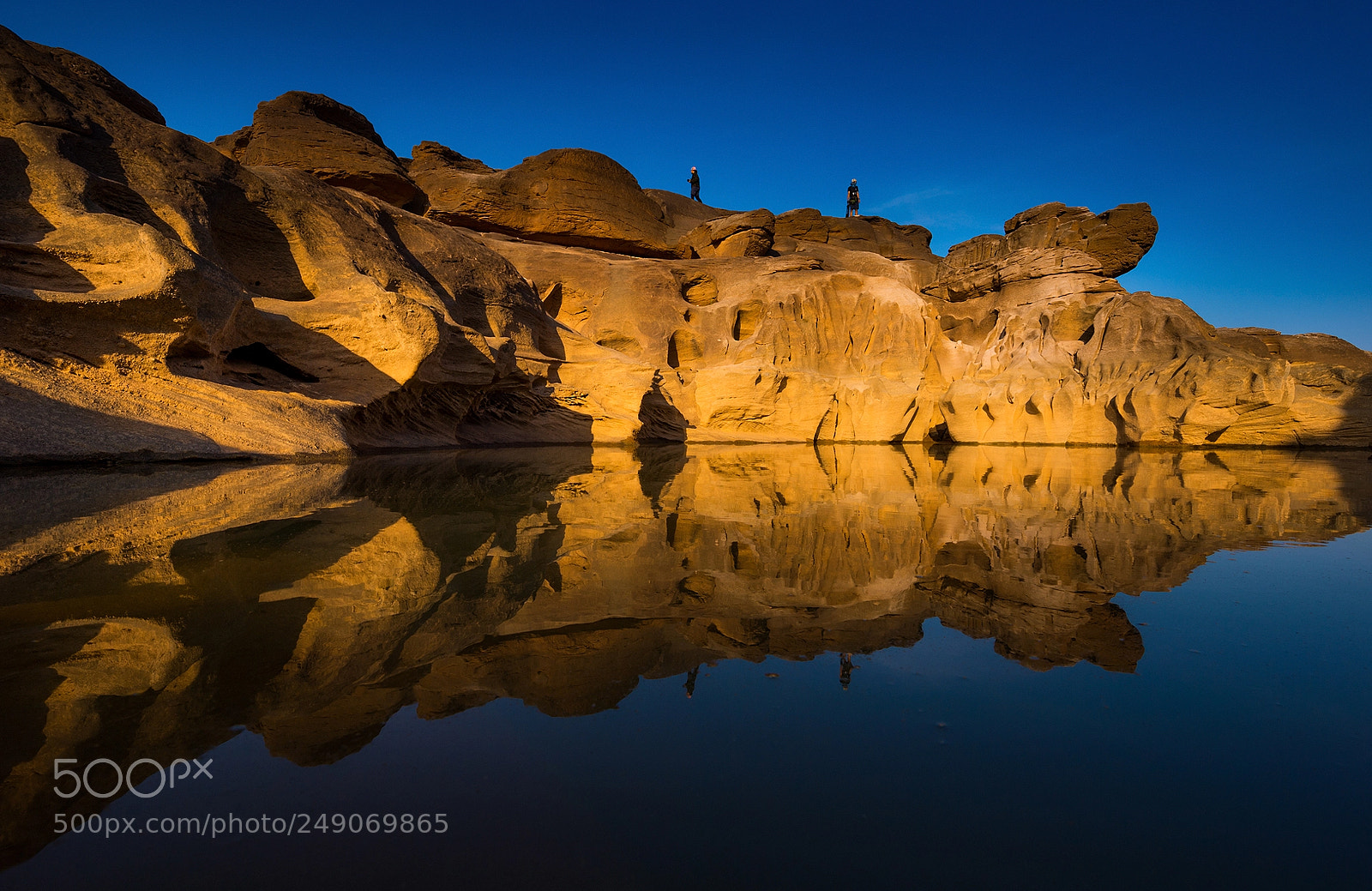Nikon Df sample photo. Golden reflection sampunbok photography