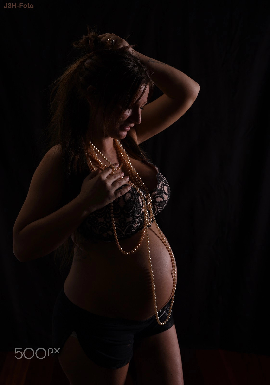 Sigma 50mm F1.4 DG HSM Art sample photo. Julle - pregnant w pearls - color photography