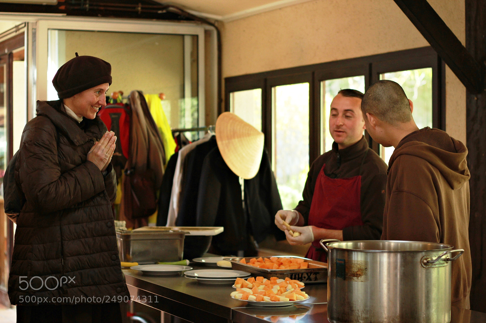 Canon EOS 600D (Rebel EOS T3i / EOS Kiss X5) sample photo. Lunch time in upper photography