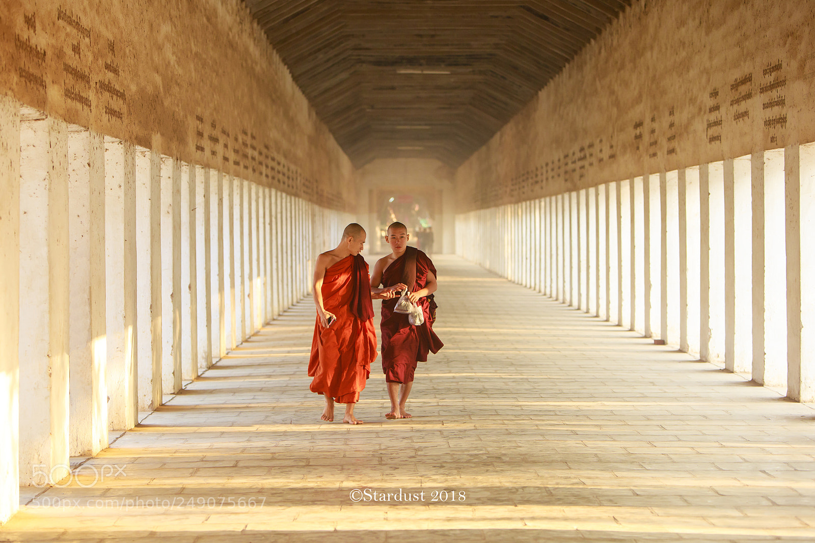 Canon EOS 5D Mark IV sample photo. Monks in shwezigon pagoda photography
