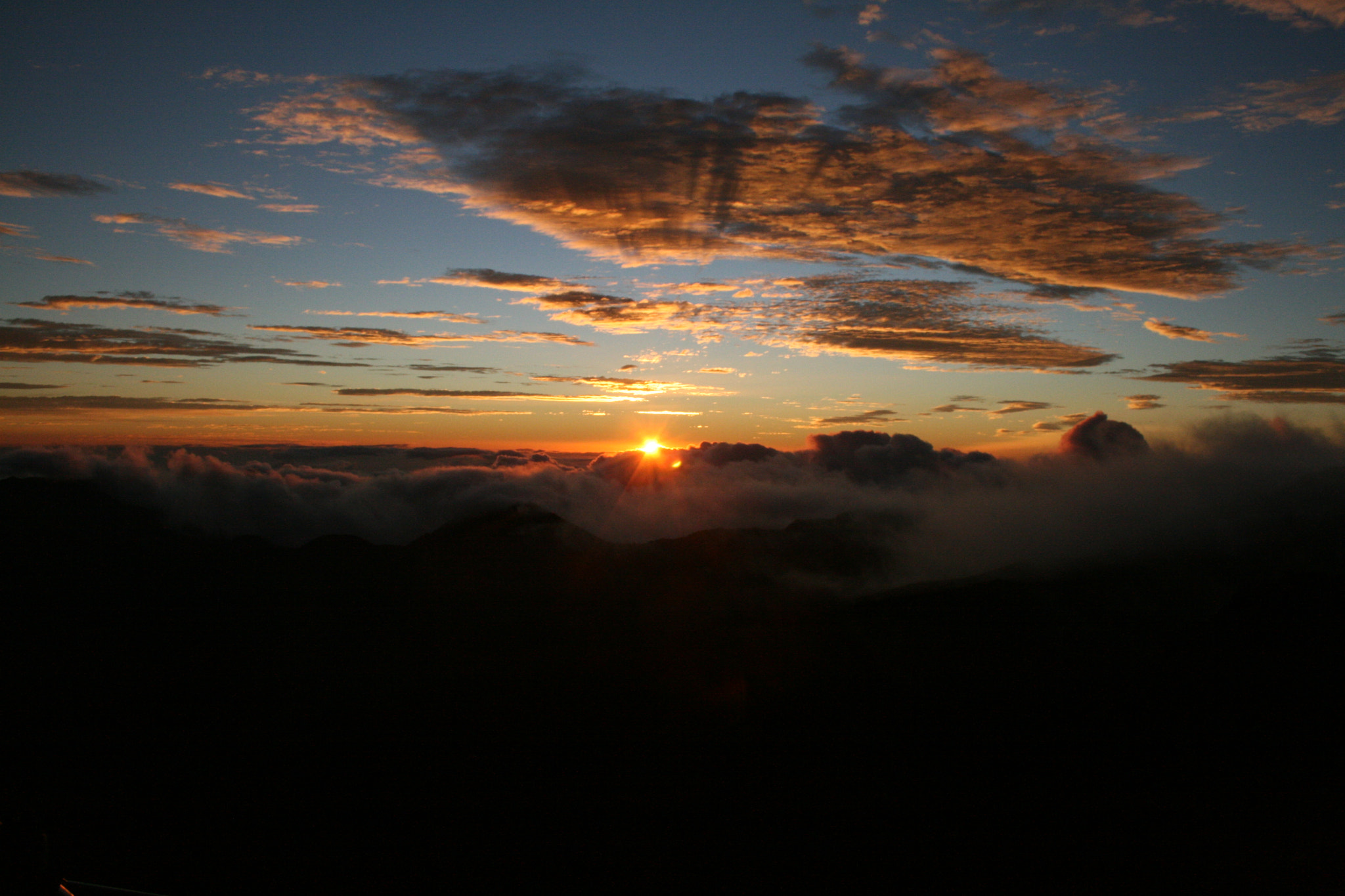 Canon EOS 400D (EOS Digital Rebel XTi / EOS Kiss Digital X) + Canon EF-S 18-55mm F3.5-5.6 II sample photo. Sunrise over the clouds photography