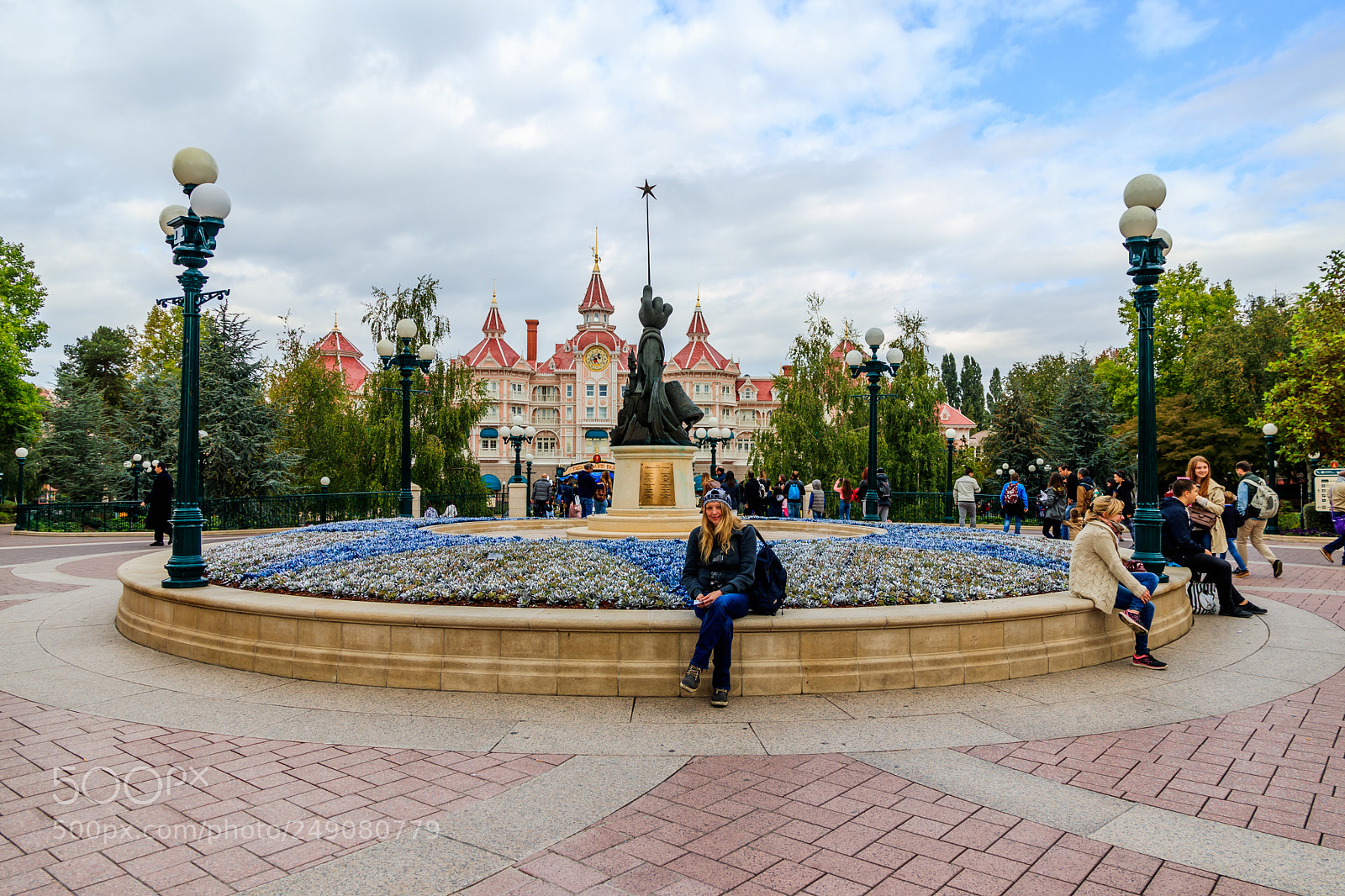 Canon EOS 80D sample photo. Statue at the entrance photography