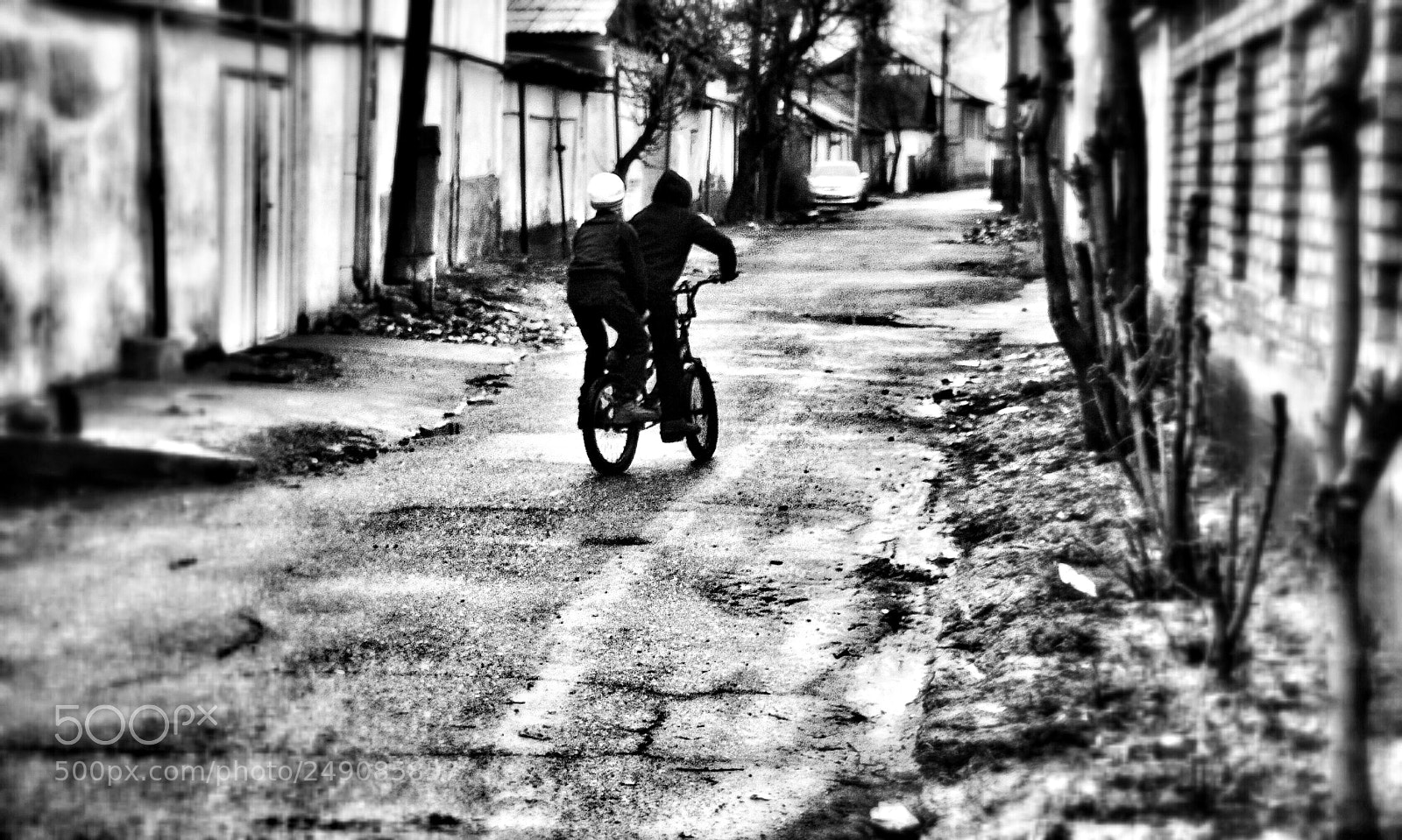 Sony Alpha DSLR-A200 sample photo. Living on the street photography