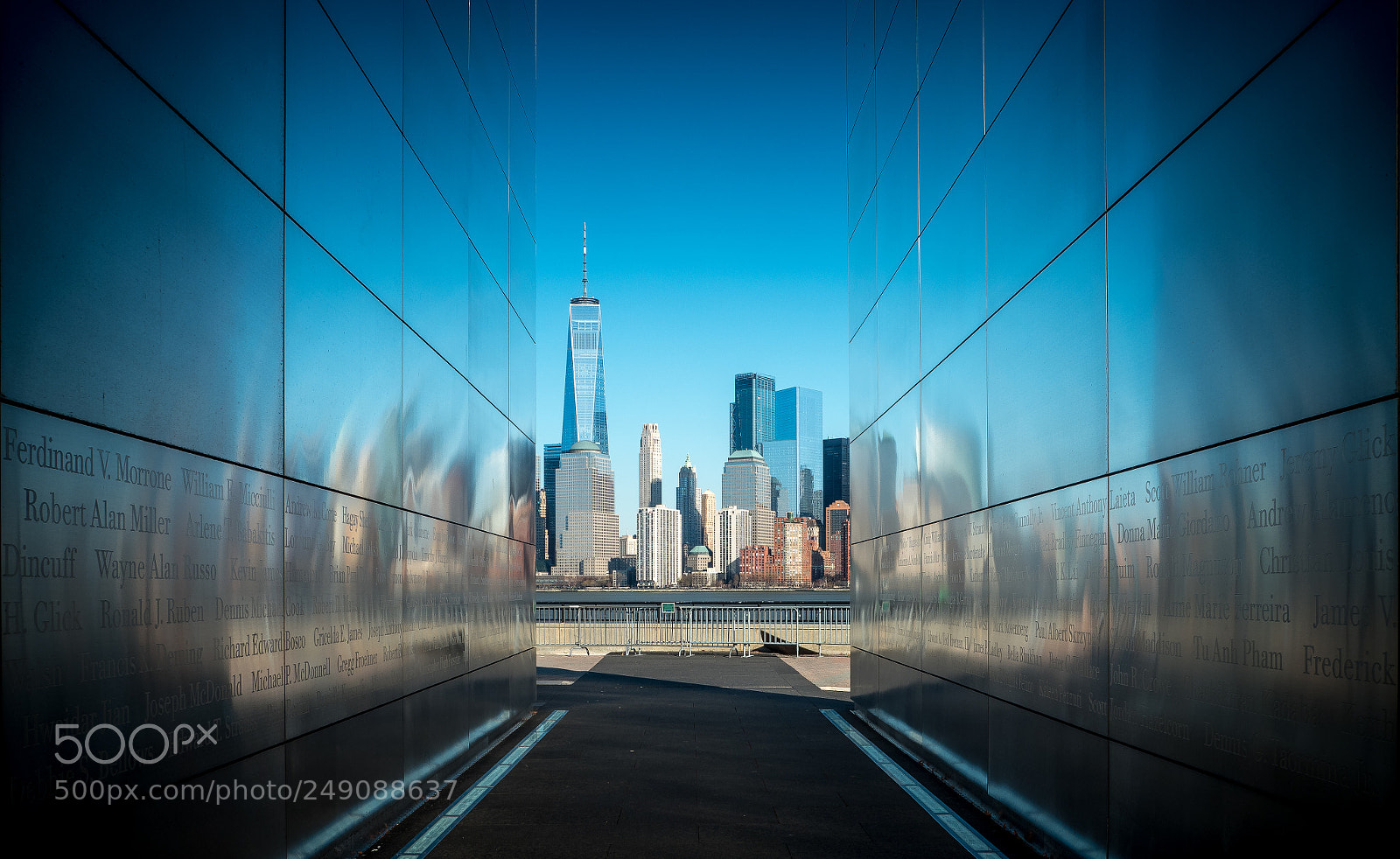 Olympus OM-D E-M1 Mark II sample photo. Empty sky memorial photography