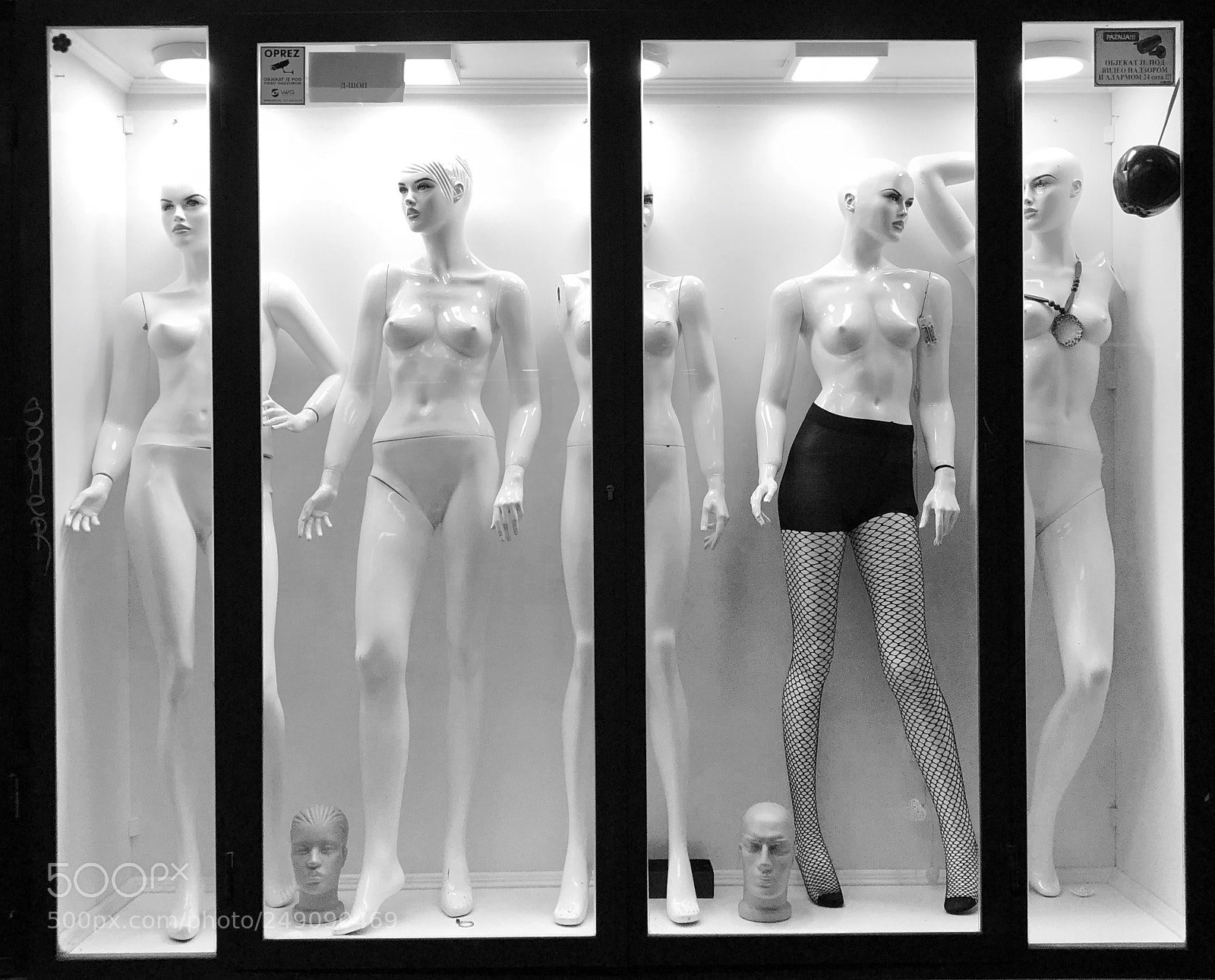 Apple iPhone X sample photo. Vitrine belgrade photography