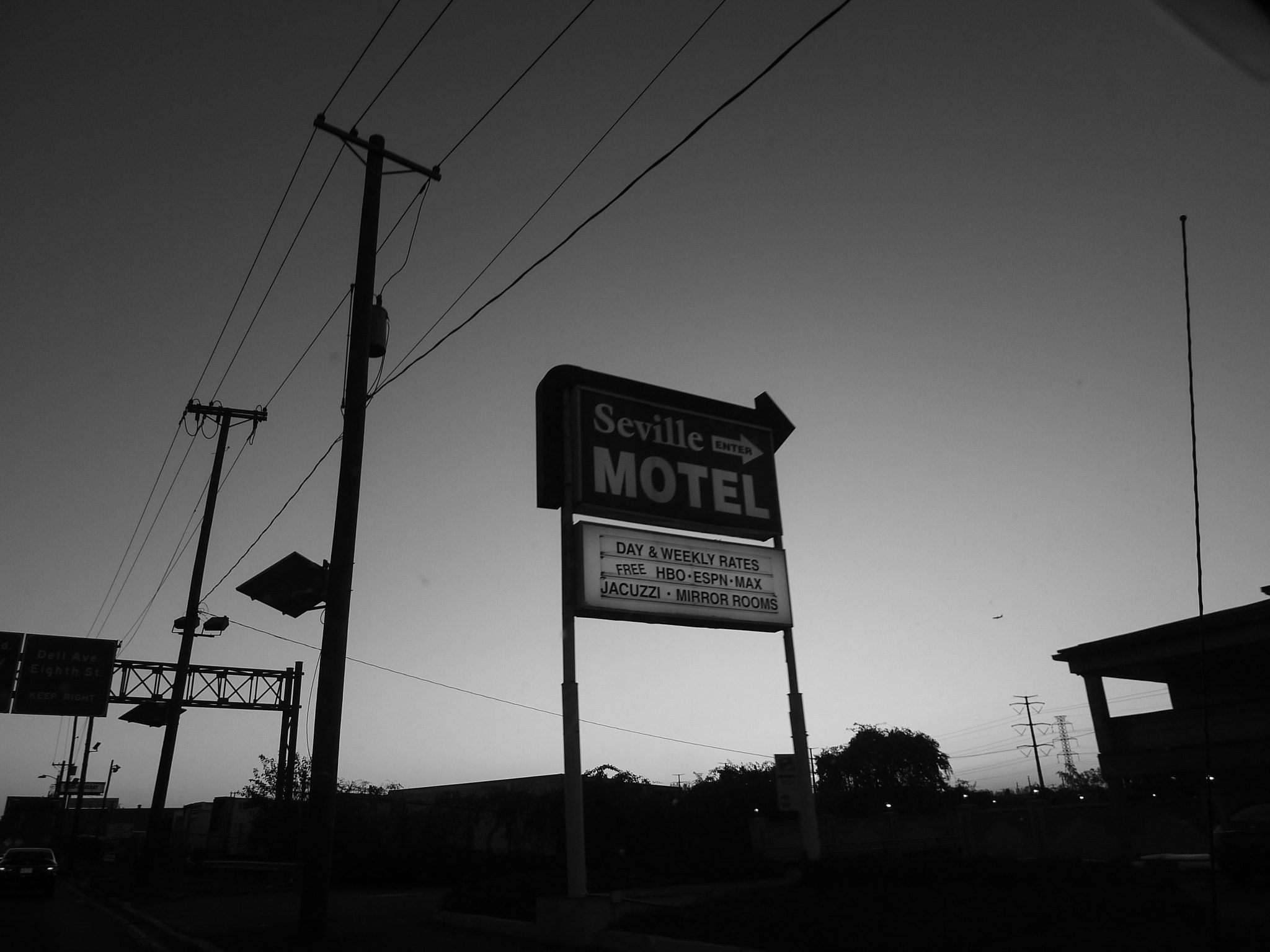 Leica D-LUX 5 sample photo. Road side motel photography