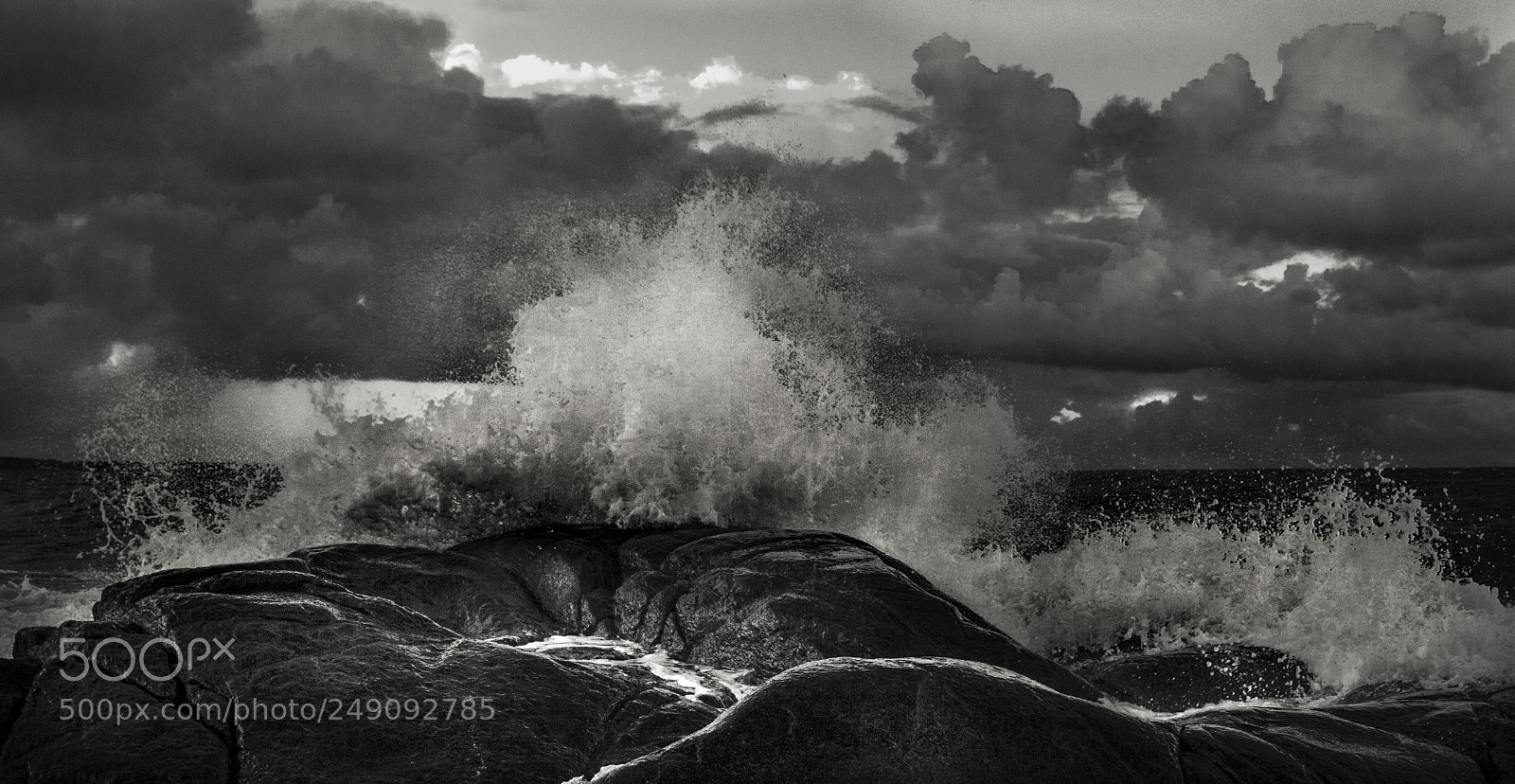 Canon EOS 750D (EOS Rebel T6i / EOS Kiss X8i) sample photo. A crushing wave photography