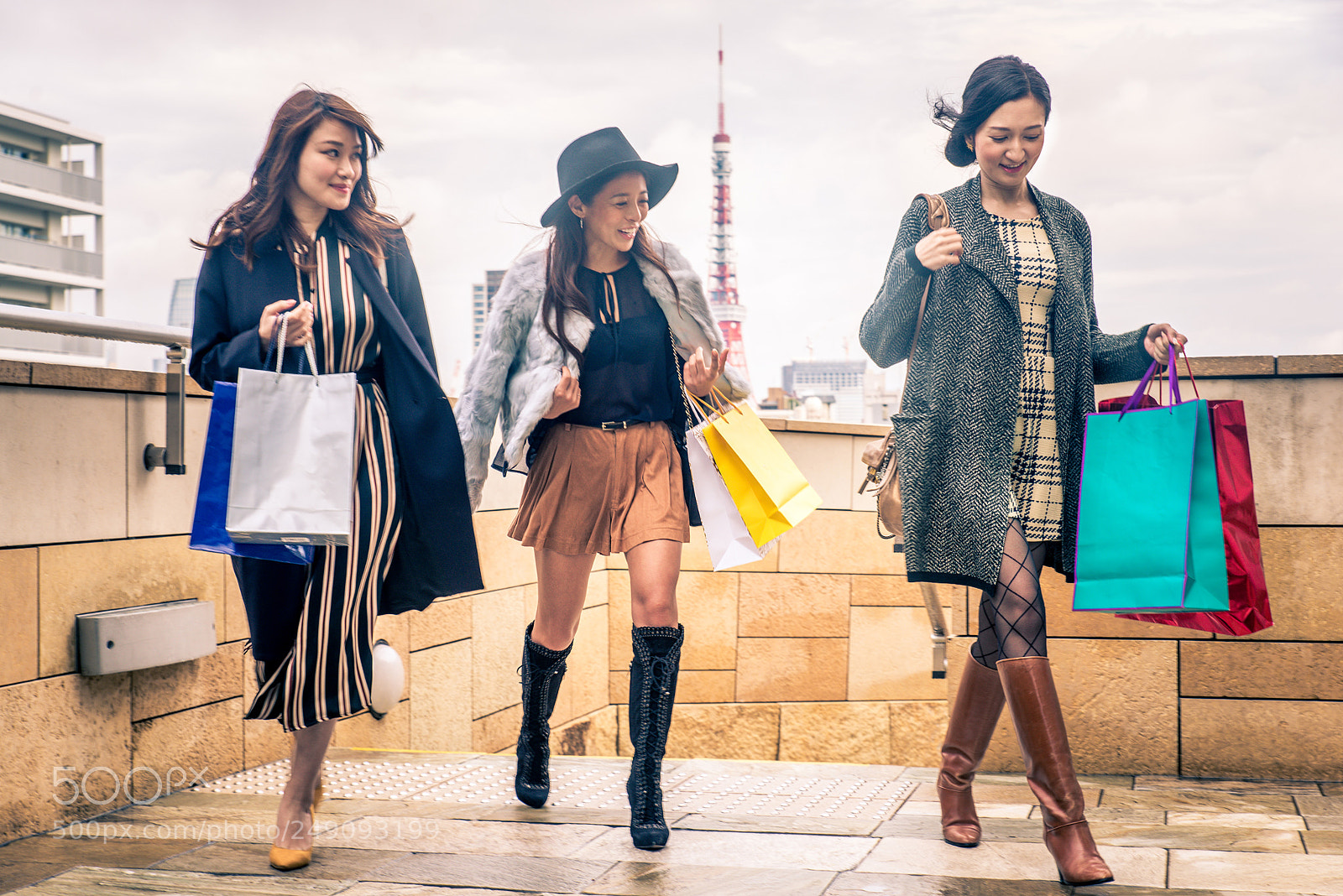 Nikon D610 sample photo. Women shopping in tokyo photography