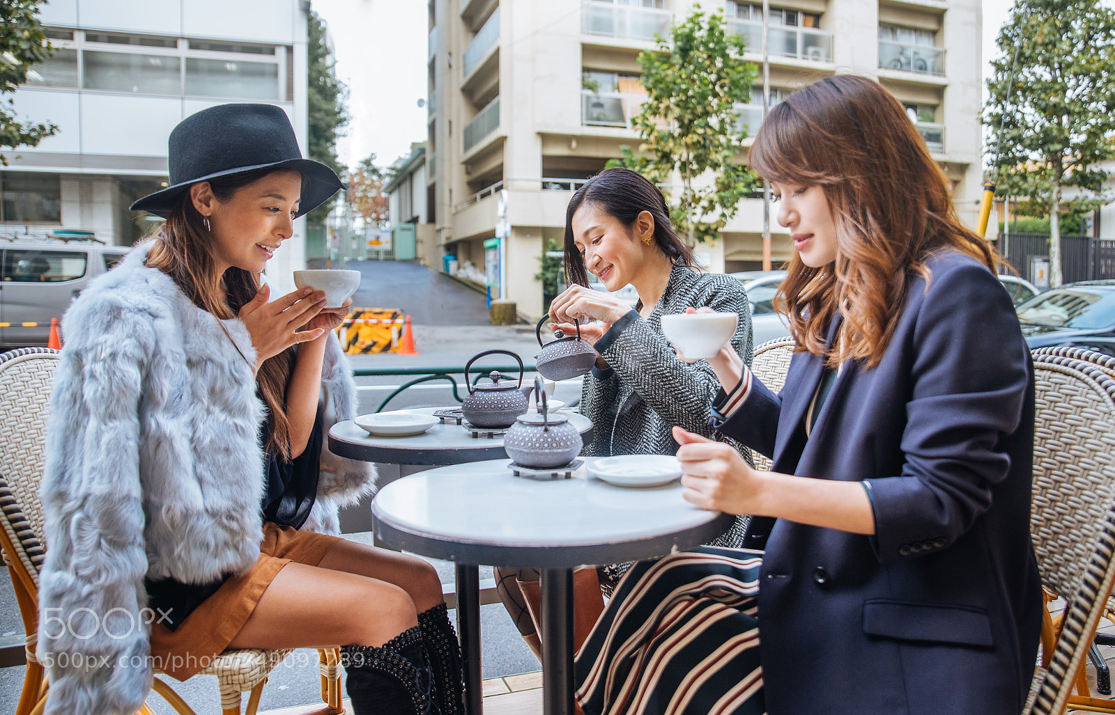Nikon D610 sample photo. Women shopping in tokyo photography