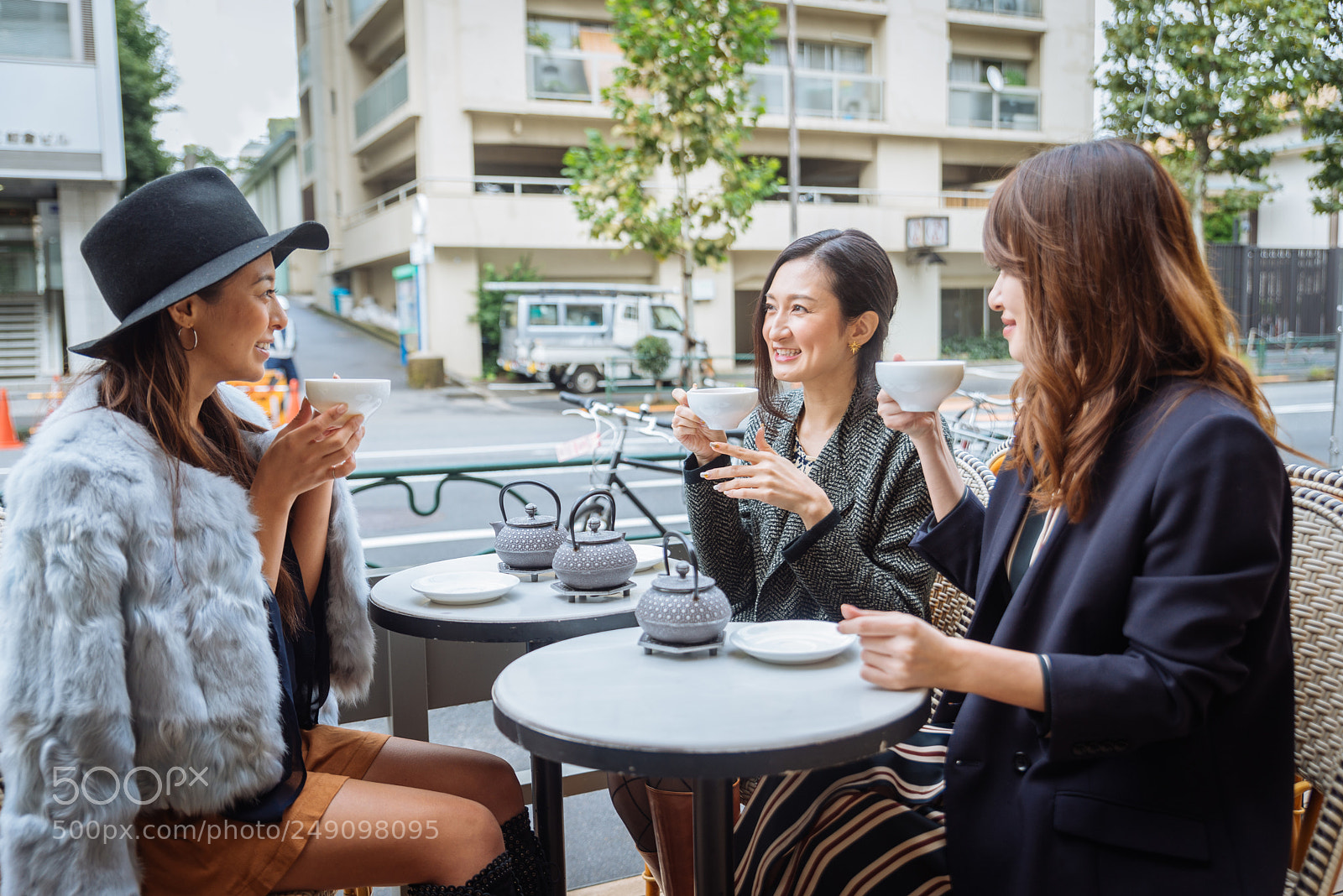 Nikon D610 sample photo. Women shopping in tokyo photography