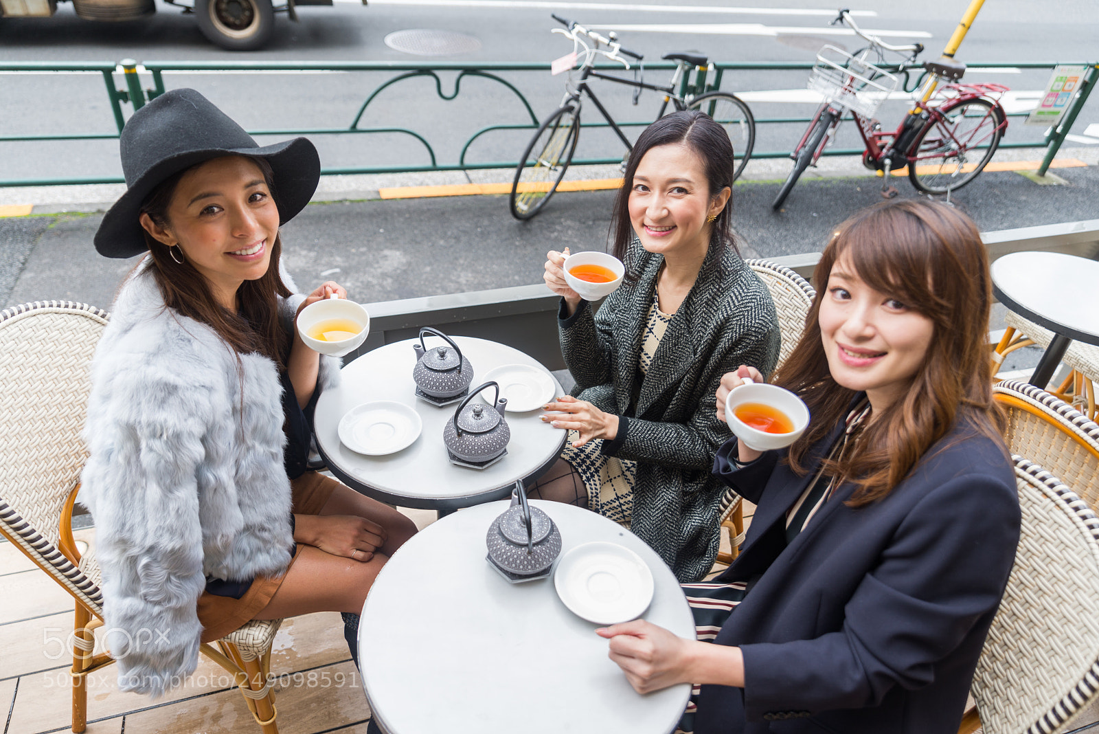 Nikon D610 sample photo. Women shopping in tokyo photography