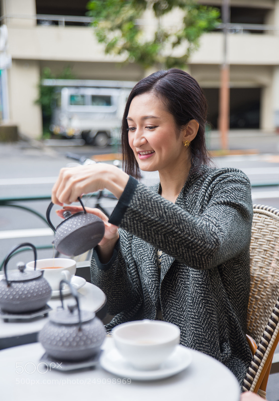 Nikon D610 sample photo. Women shopping in tokyo photography