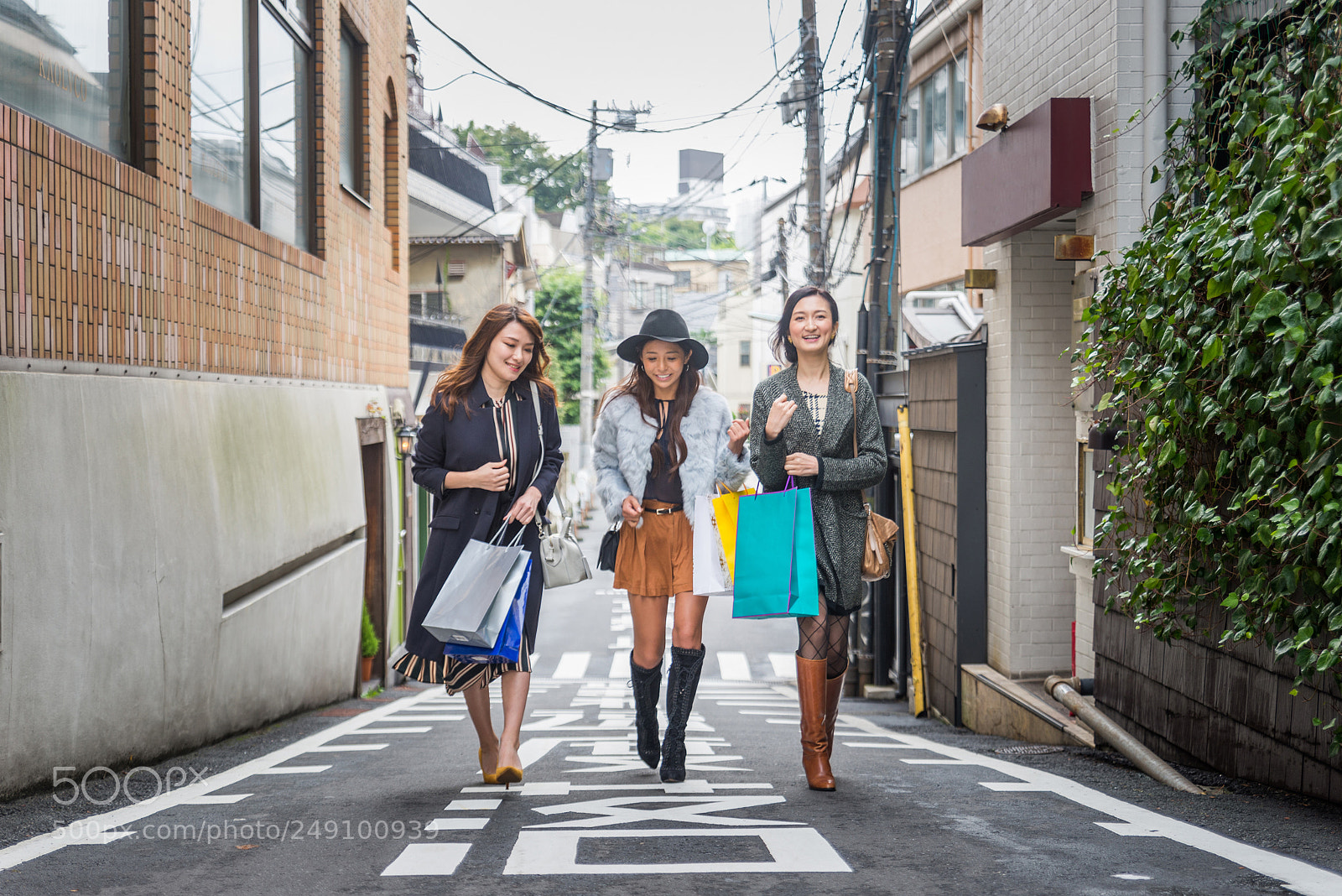 Nikon D610 sample photo. Women shopping in tokyo photography