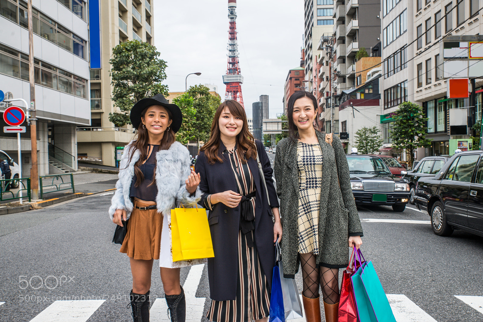Nikon D610 sample photo. Women shopping in tokyo photography