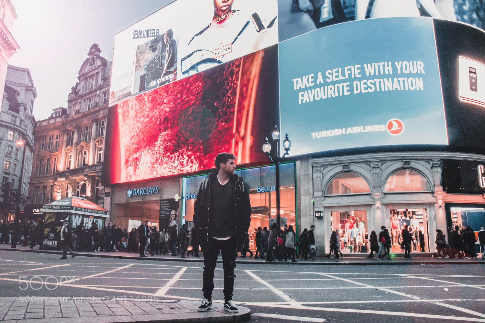 Canon EOS 800D (EOS Rebel T7i / EOS Kiss X9i) sample photo. Piccadilly circus photography