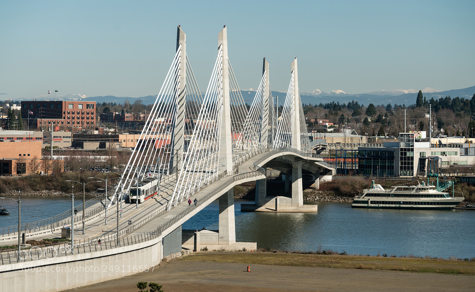 Sony a7R II sample photo. People move across portland photography