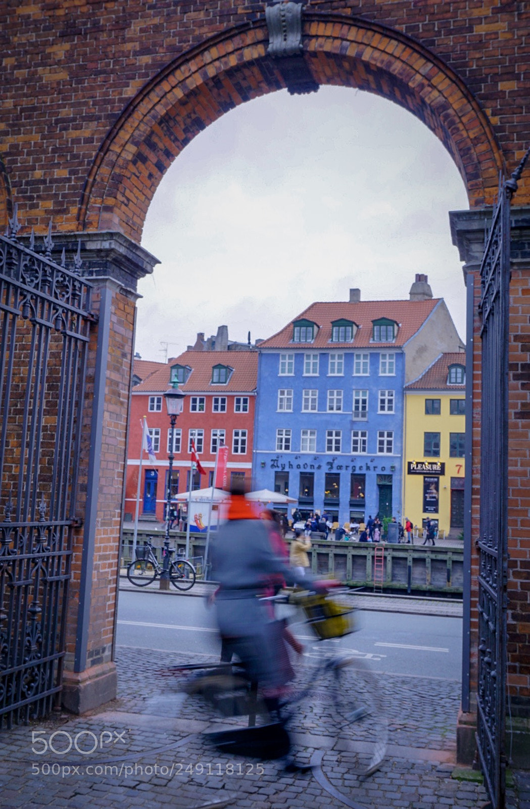 Sony a6000 sample photo. Through the arch photography