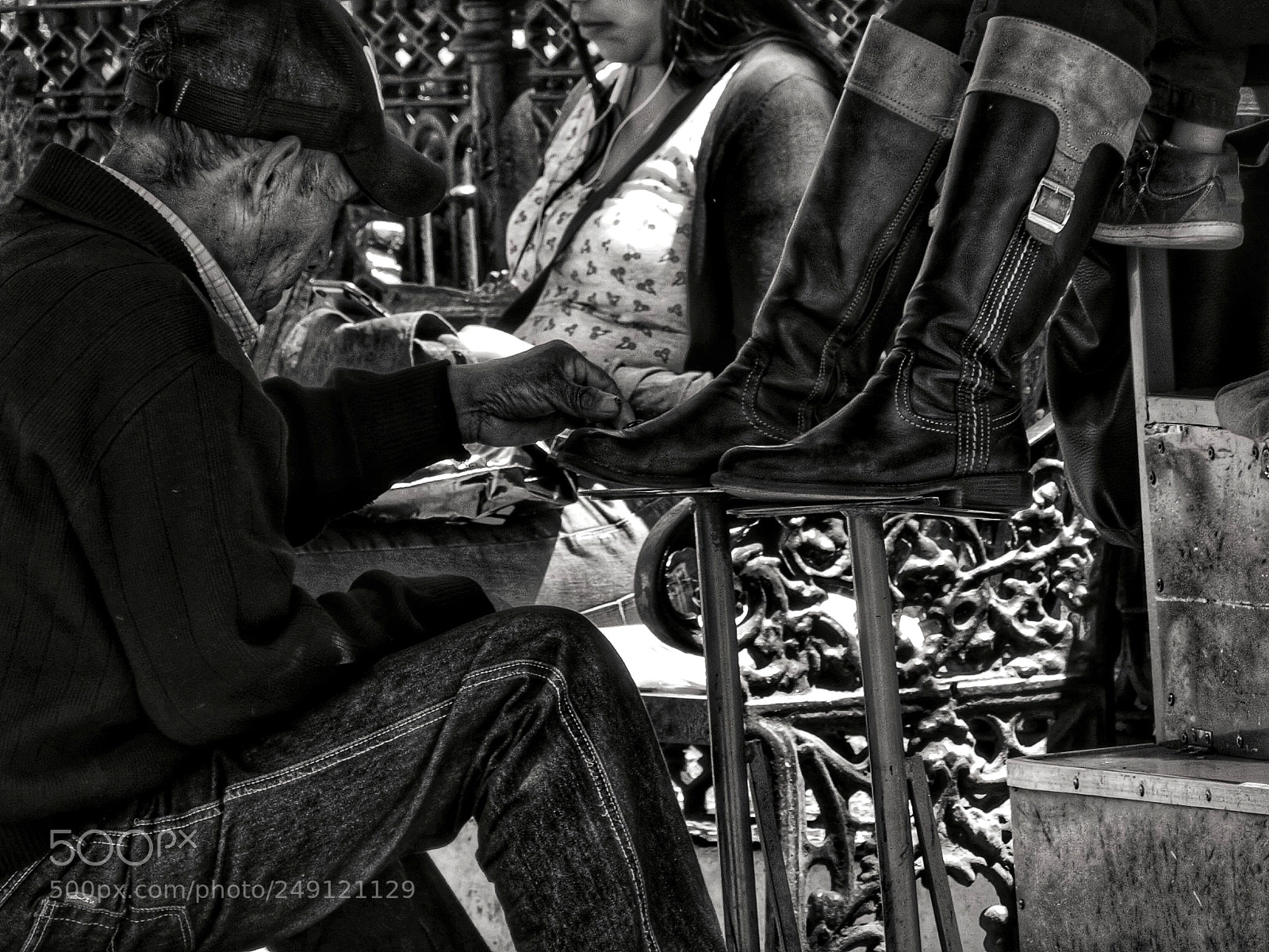 Canon PowerShot SX720 HS sample photo. Shoeshine man photography