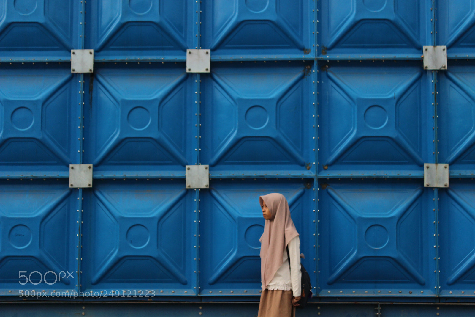 Canon EOS 600D (Rebel EOS T3i / EOS Kiss X5) sample photo. Blue wall photography